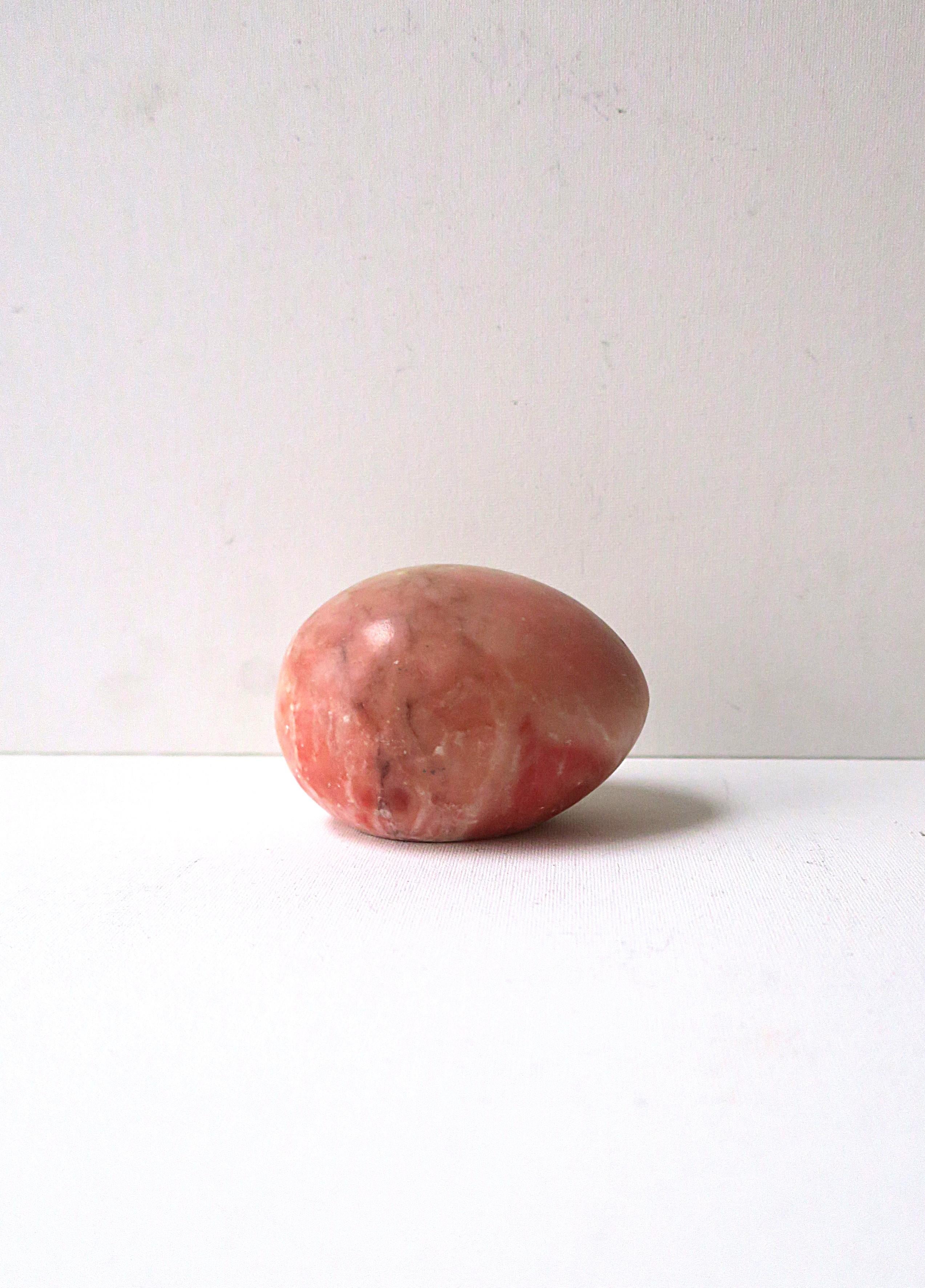 Scultura italiana in marmo alabastro a forma di uovo sovradimensionato con tonalità rosa e neutre, in stile design Modern, circa metà del XX secolo, Italia. Un grande oggetto decorativo. Ottime condizioni. Dimensioni: 2,5