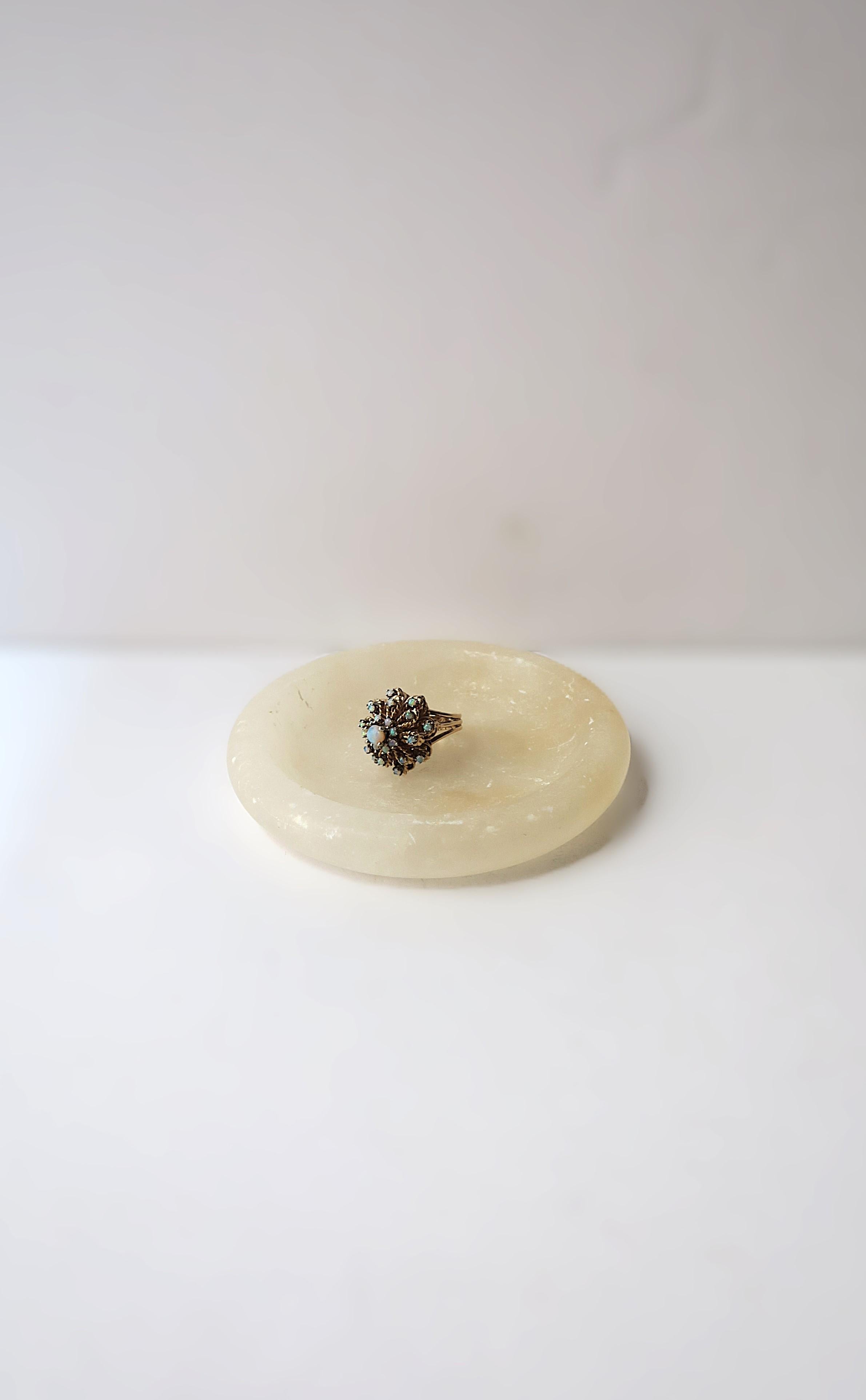 Alabaster Marble Jewelry Dish In Good Condition For Sale In New York, NY