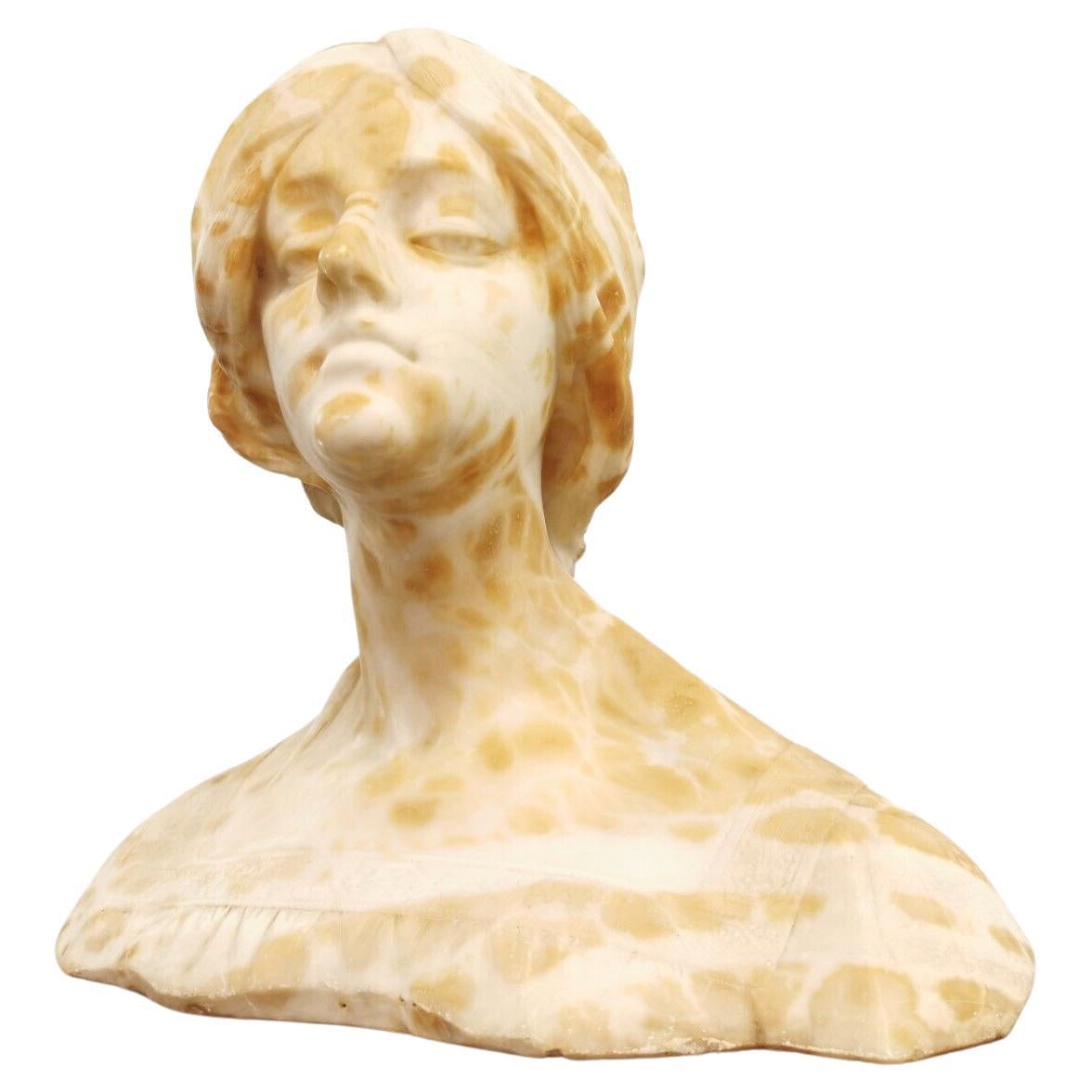 Sculpture en marbre d'albâtre Tête et épaules de femme en vente