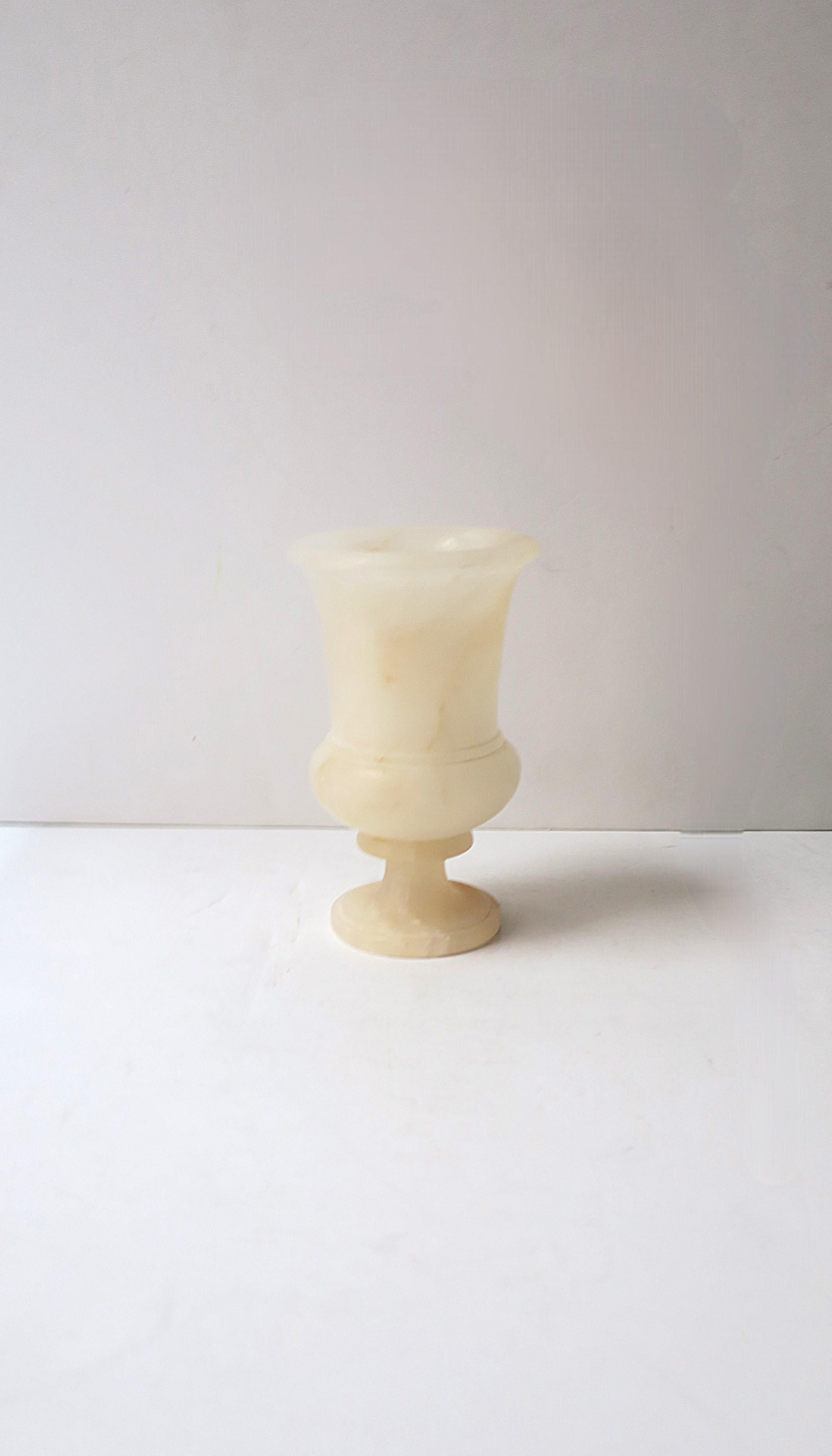 Urna europea in marmo alabastro, in stile neoclassico, circa metà del XX secolo, Europa (Italia o Spagna). L'urna è di dimensioni ridotte; è bella come oggetto decorativo a sé stante, per contenere un singolo fiore (o per contenere i cotton fioc,