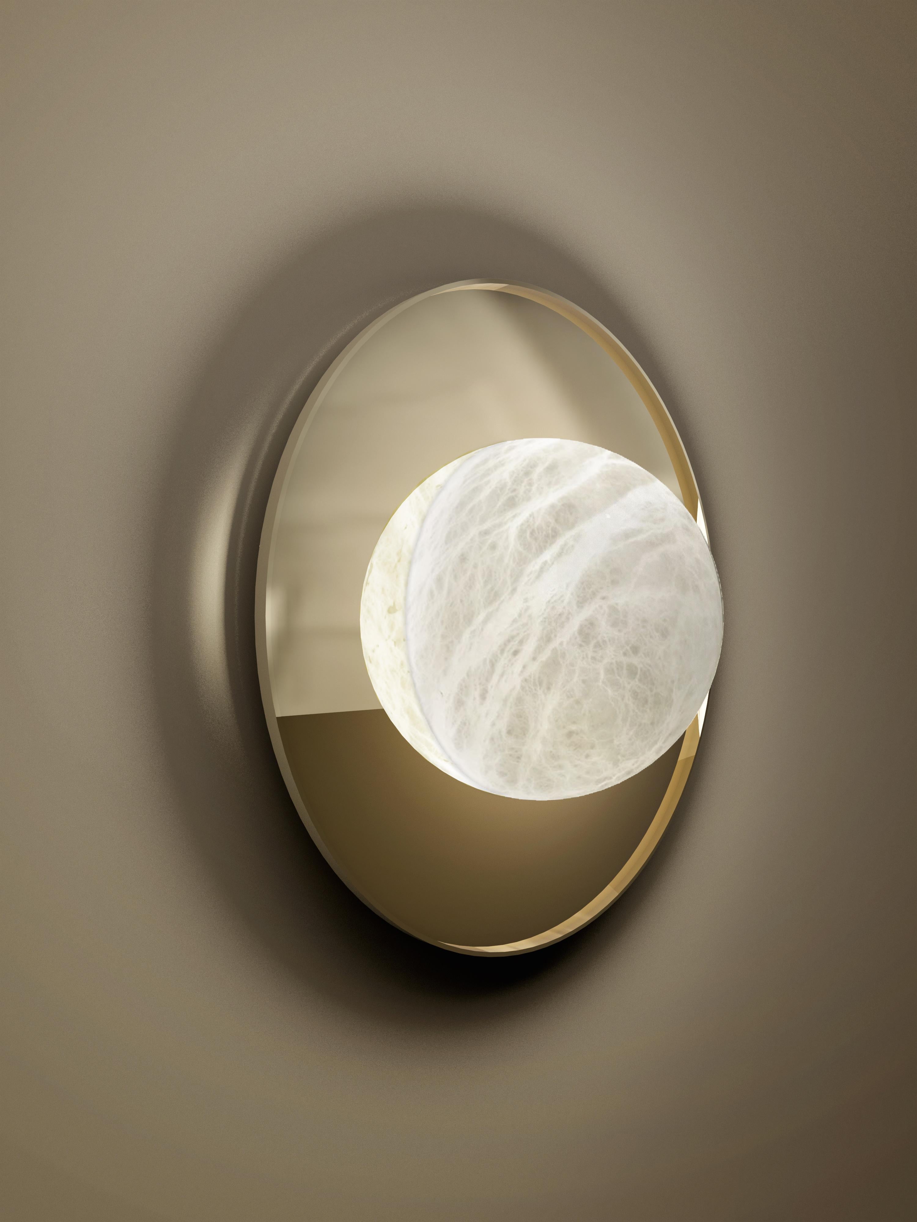 Applique Miso en albâtre de l'Atelier Alain Ellouz
Collection Atelier 
Atelier Alain Ellouz
Dimensions : Ø 17.3'' x 5.5''
Matériaux : Alabastre et laiton
Poids : 9 lb

Une demi-sphère dans un décor réfléchissant : Miso associe la douce luminosité de
