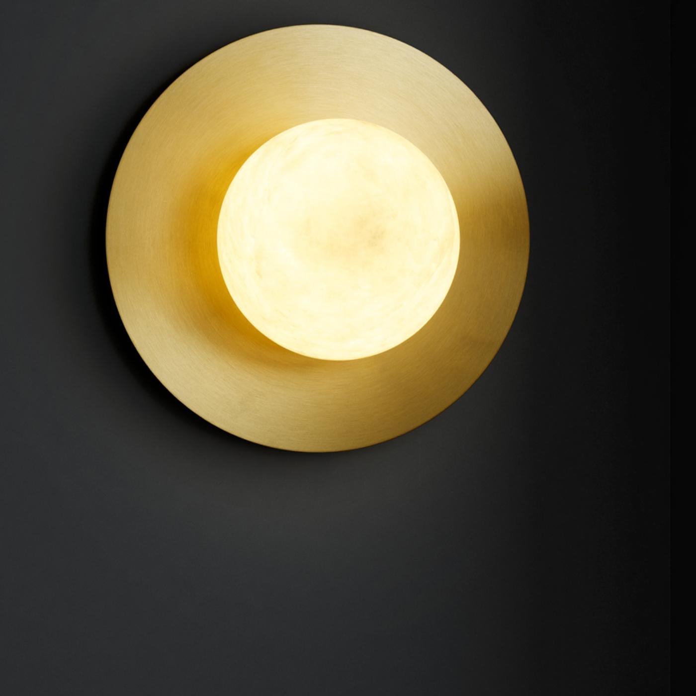 The natural properties of alabaster as a diffuser: warm color and the texture of its veins that are always different from each other, recalling the magic atmosphere of full moon nights. The brass disk completes the shape, enhancing the light emitted