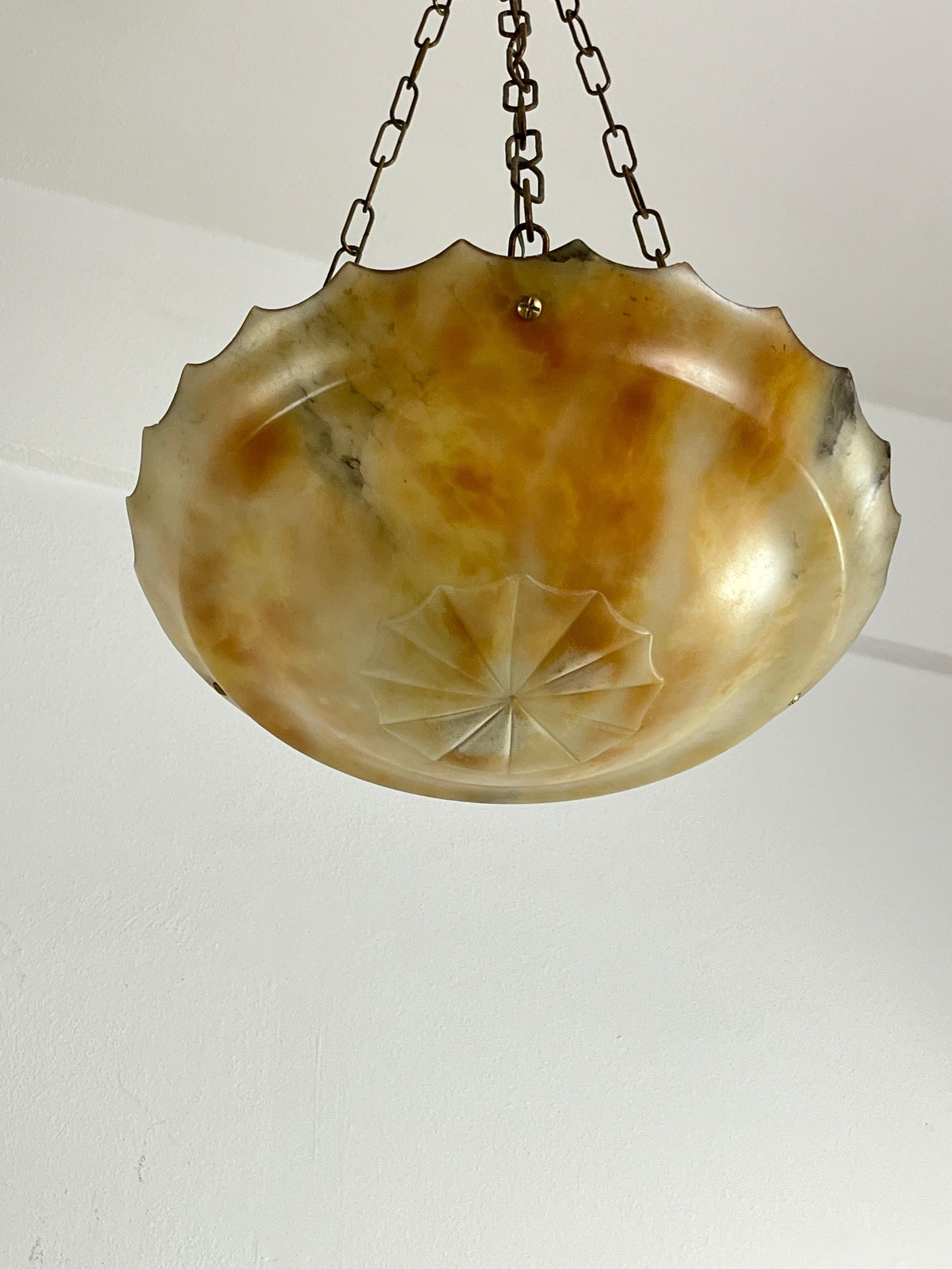 Beautiful Alabaster pendant chandelier, Art Deco Mid-Century 1930s
Intact and in excellent condition.
E27 lamp.
Found in a noble apartment in my city, Palermo