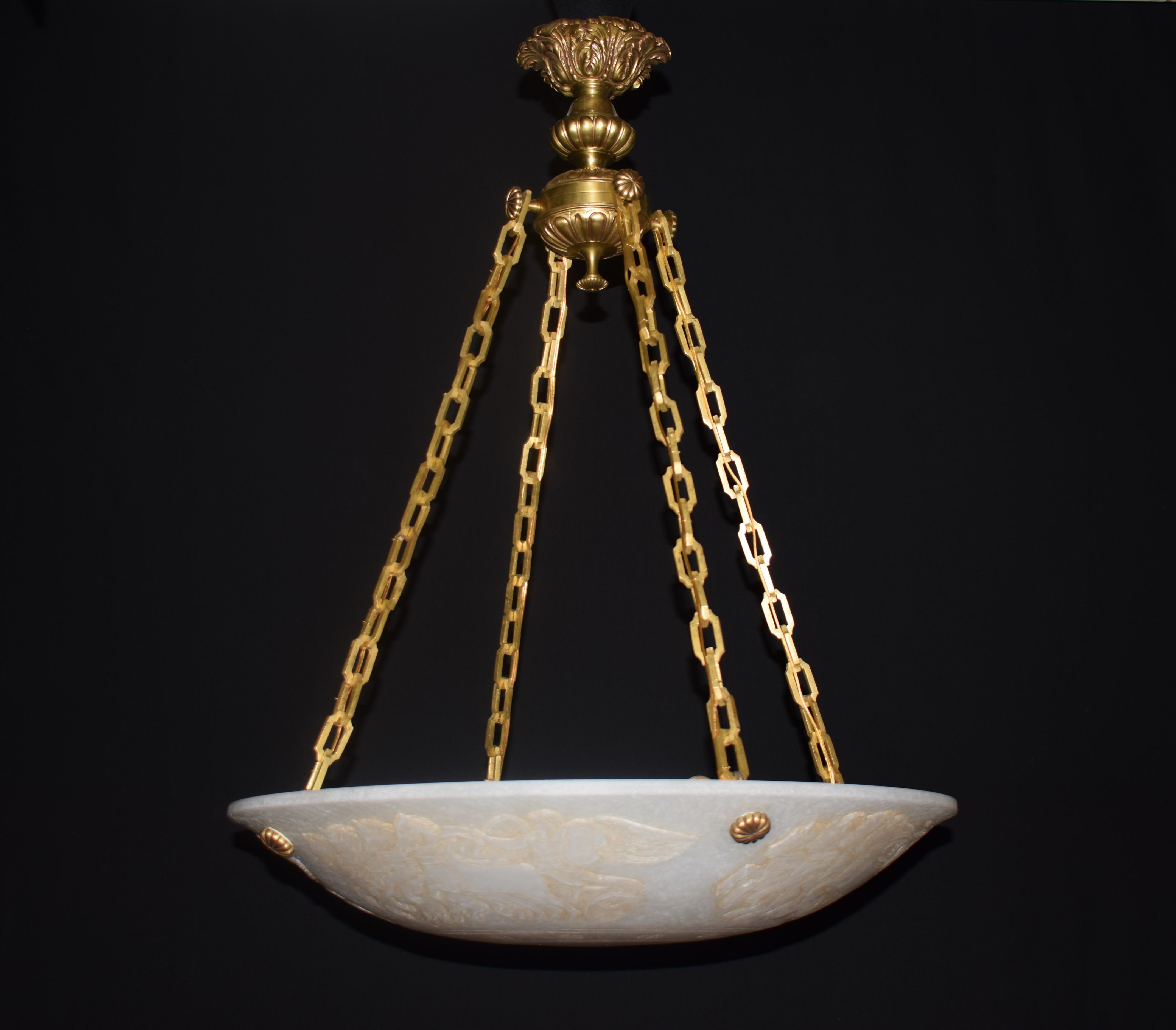 Pendentif en albâtre en vente 6