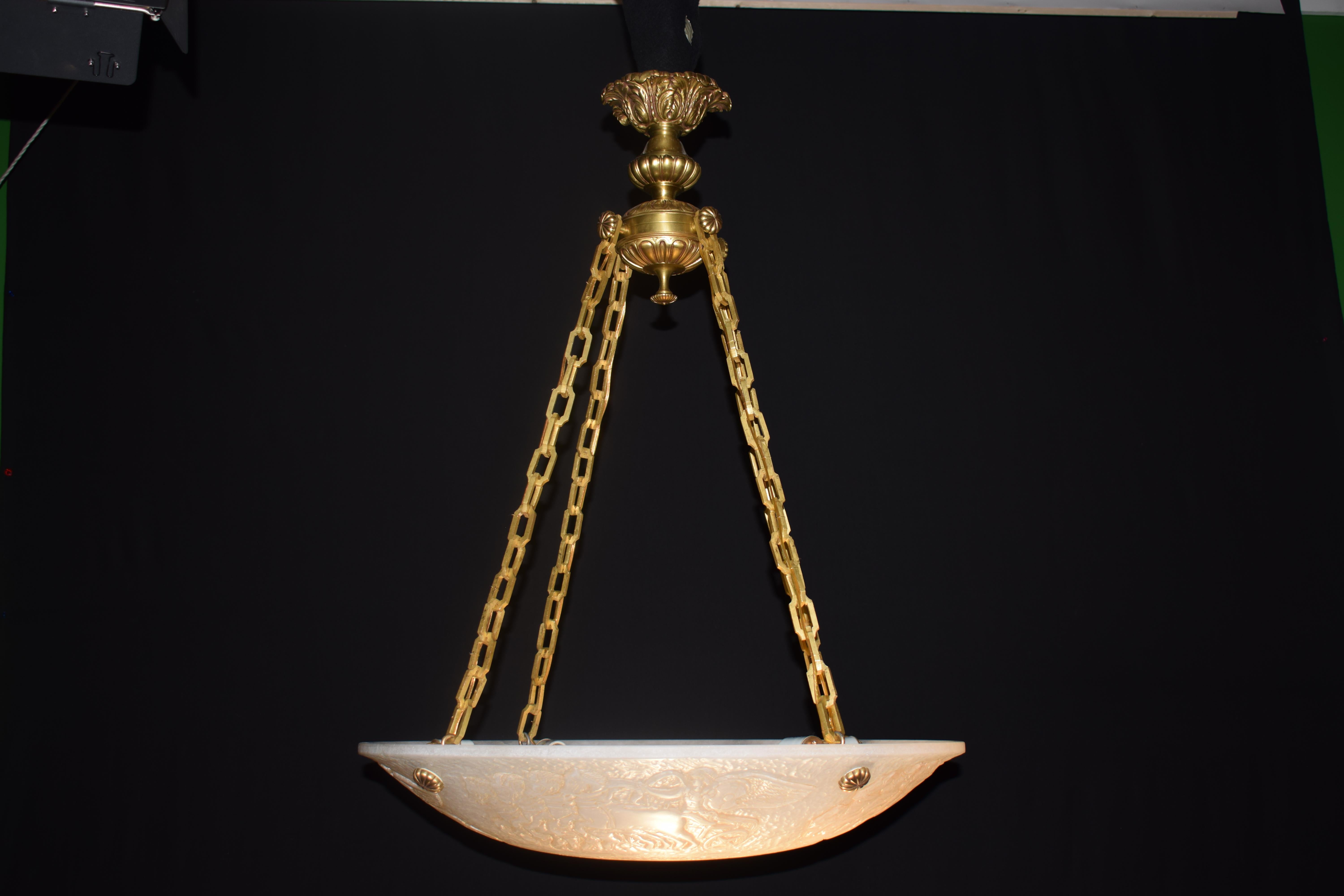 Pendentif en albâtre en vente 8