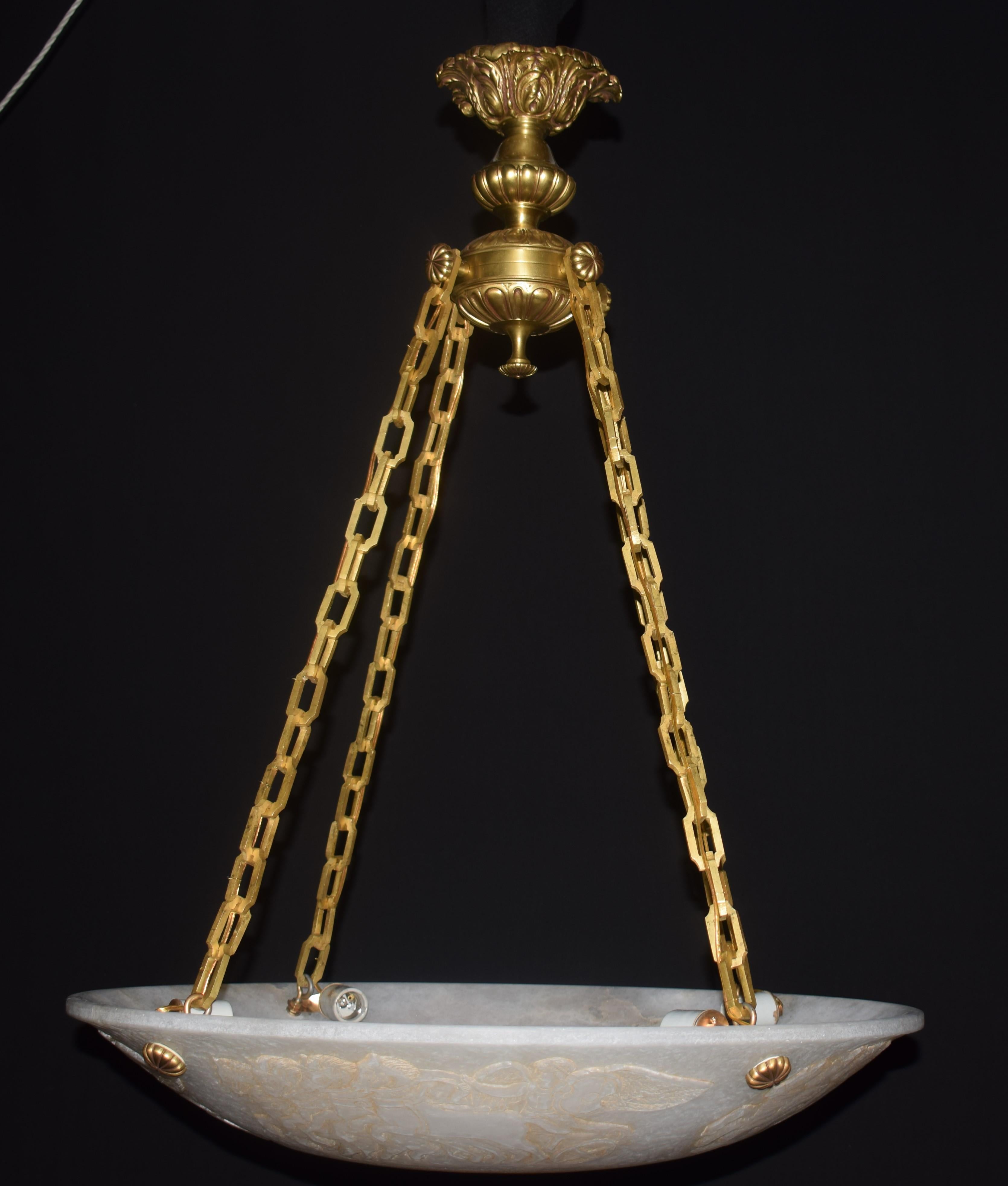 Pendentif en albâtre en vente 11