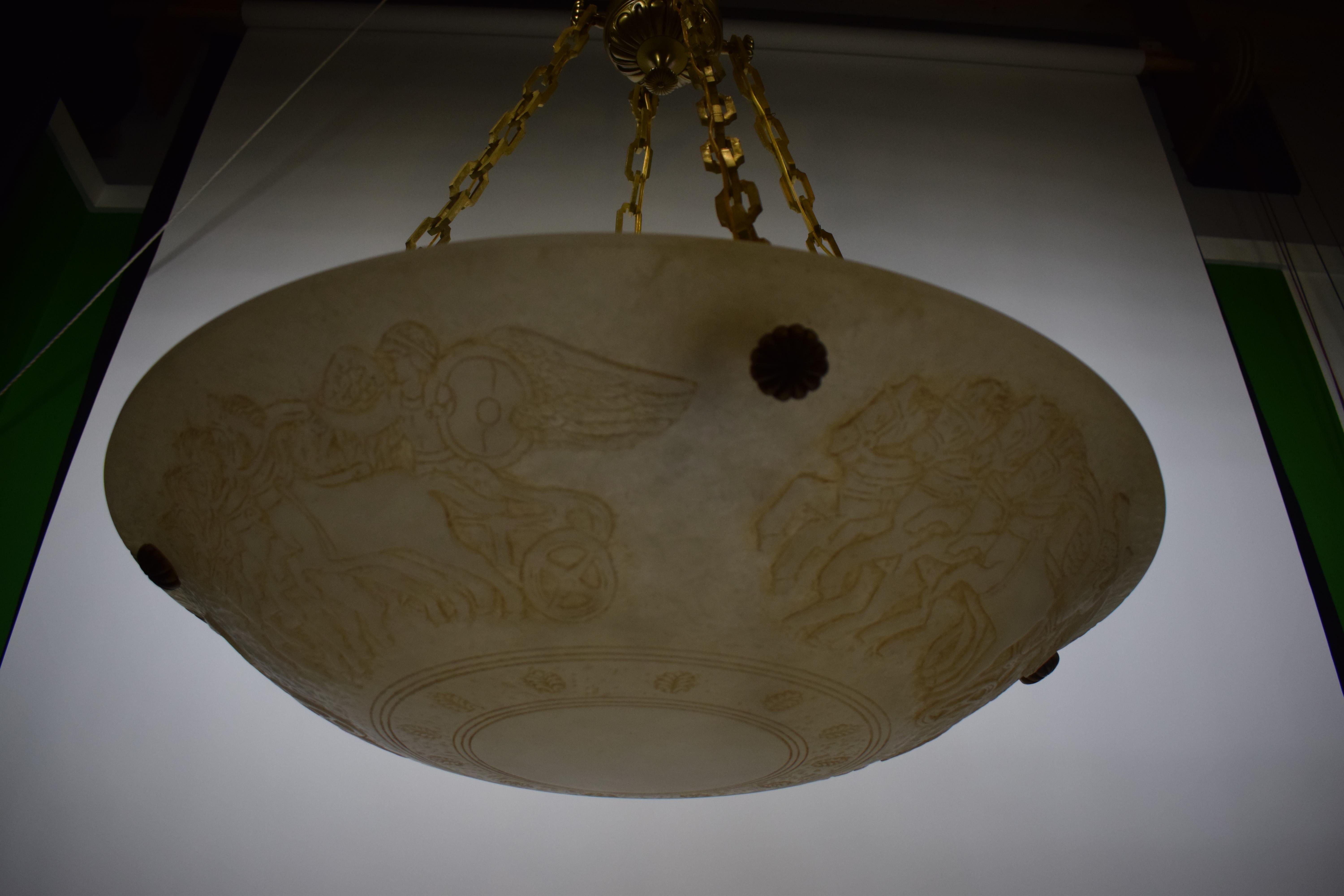 Pendentif en albâtre en vente 1