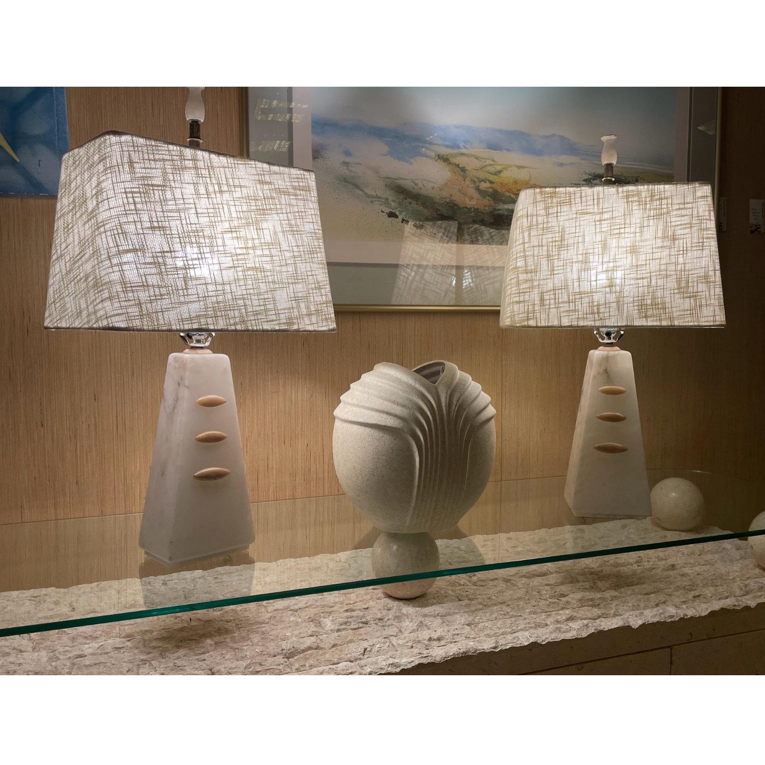 Alabaster Pyramiden-Tischlampen und Endstücke, Art déco bis Moderner Übergangsstil (amerikanisch) im Angebot