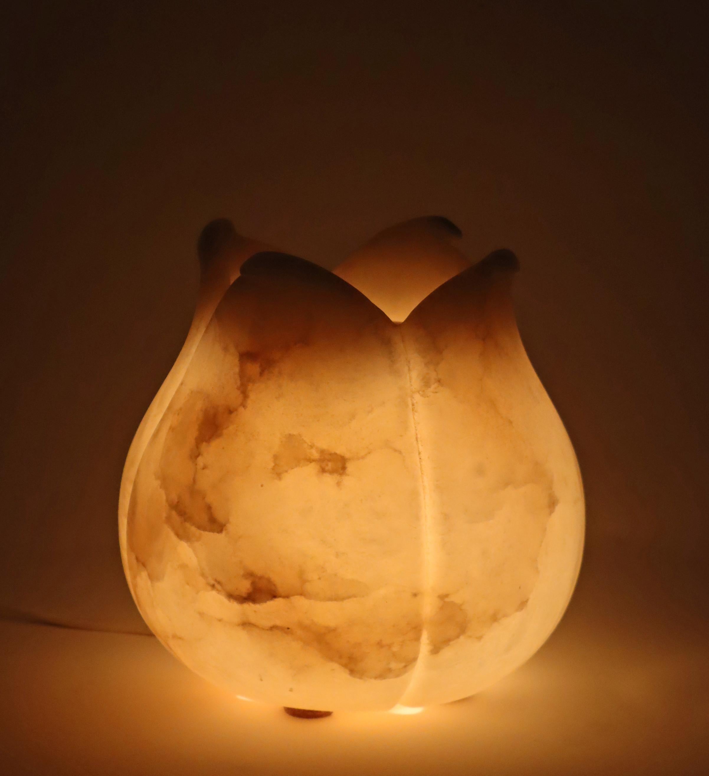 Hollywood Regency Lampe à parfum d'albâtre en forme de fleur de lotus 1980, Italie en vente