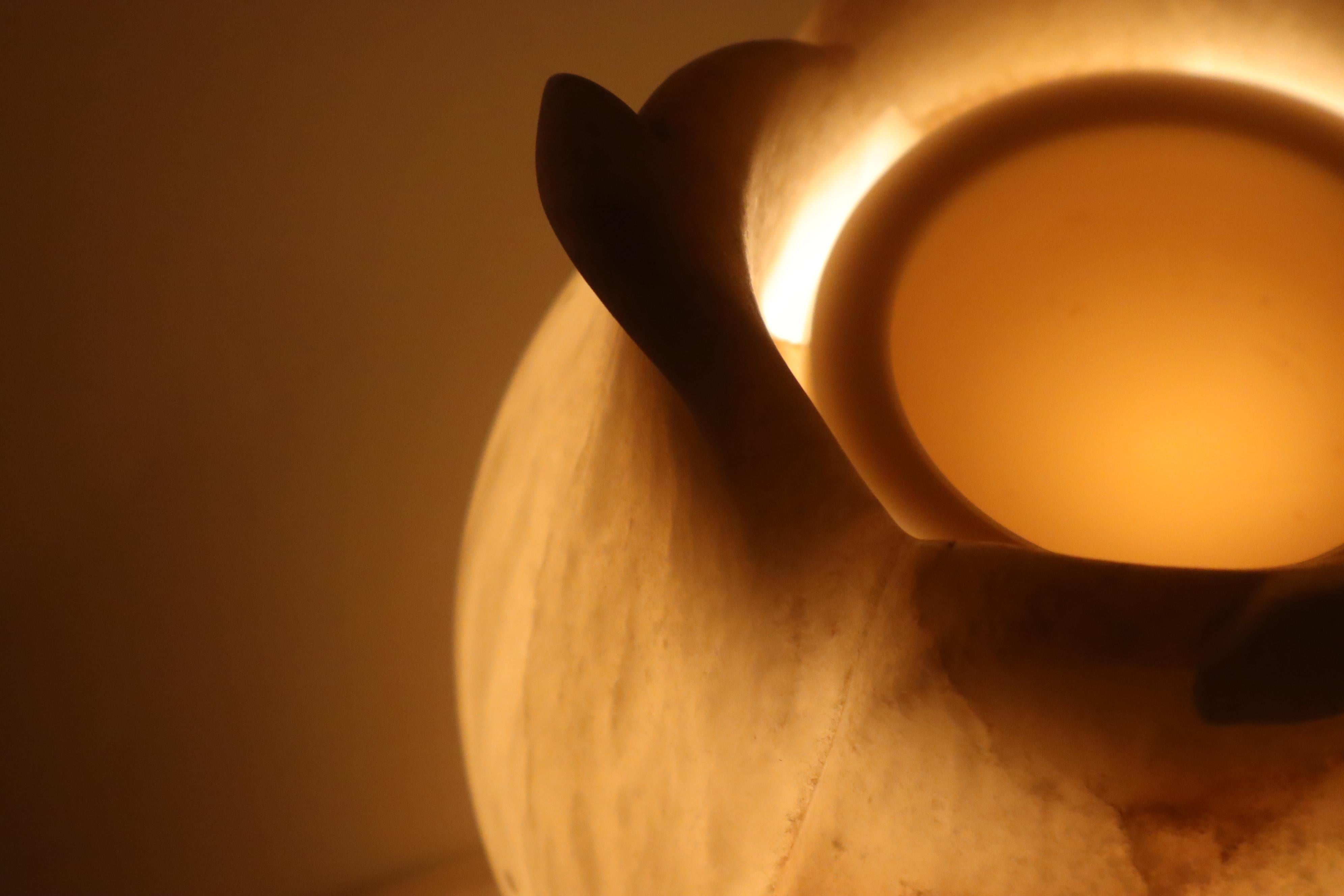 Sculpté à la main Lampe à parfum d'albâtre en forme de fleur de lotus 1980, Italie en vente