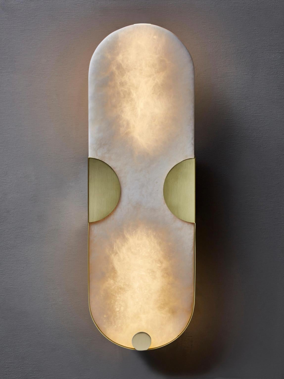 Elegante paire d'appliques murales en albâtre éclairé et laiton. Création par le Studio Glustin. France, 2021.