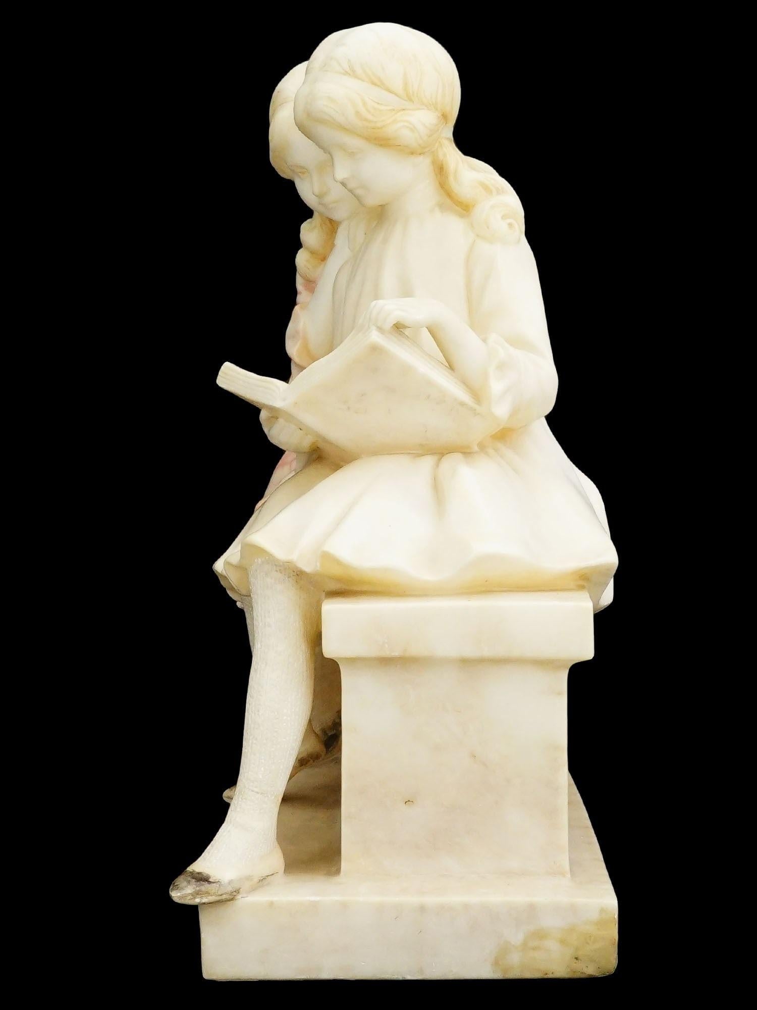 Francese Scultura in alabastro di ragazze sedute che leggono in vendita