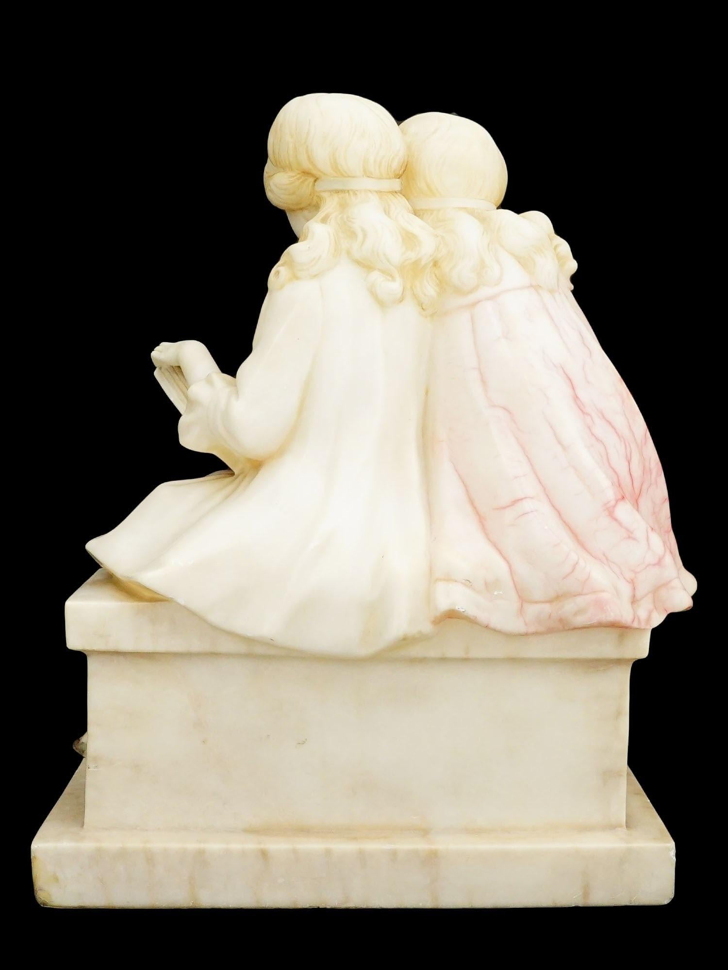 Intagliato a mano Scultura in alabastro di ragazze sedute che leggono in vendita