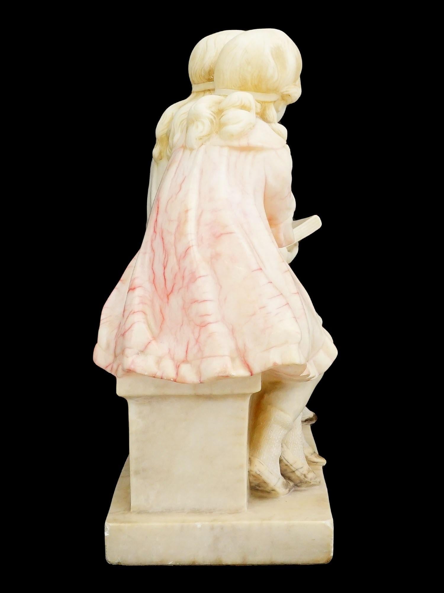 Scultura in alabastro di ragazze sedute che leggono In condizioni buone in vendita a New York, NY