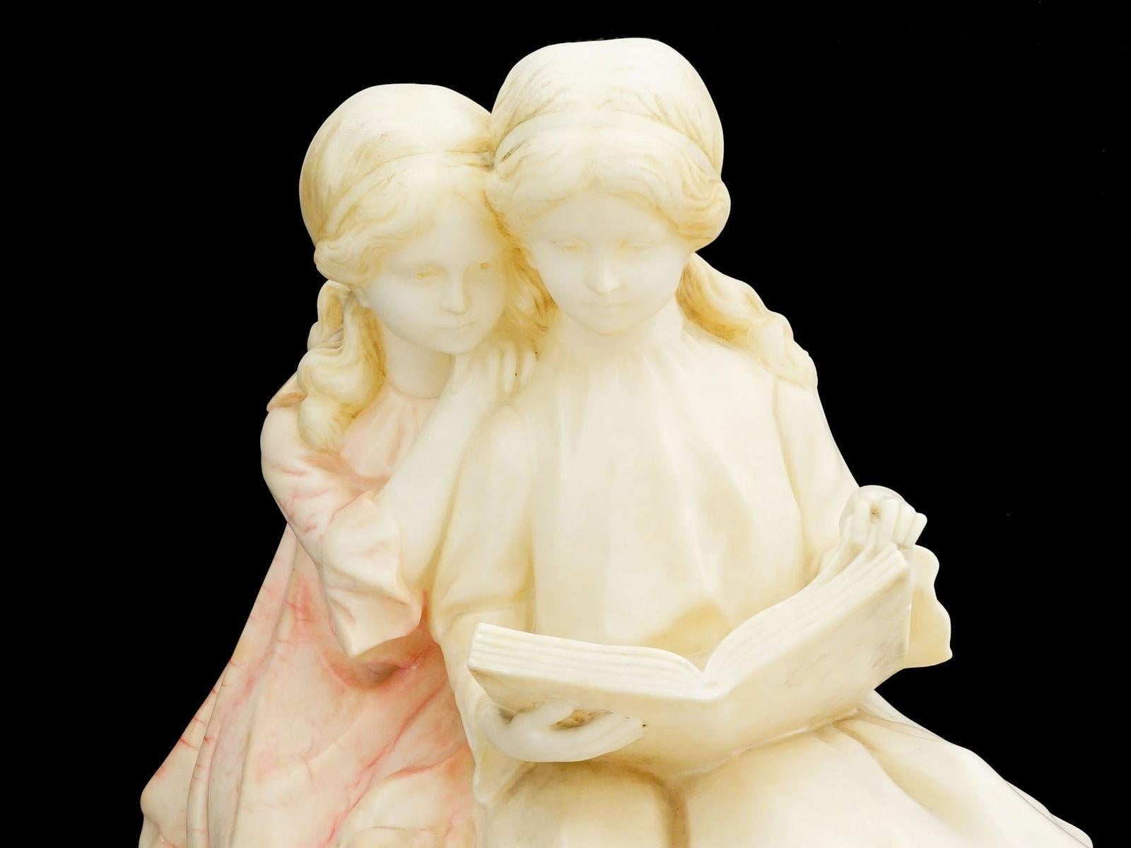 Scultura in alabastro di ragazze sedute che leggono in vendita 1