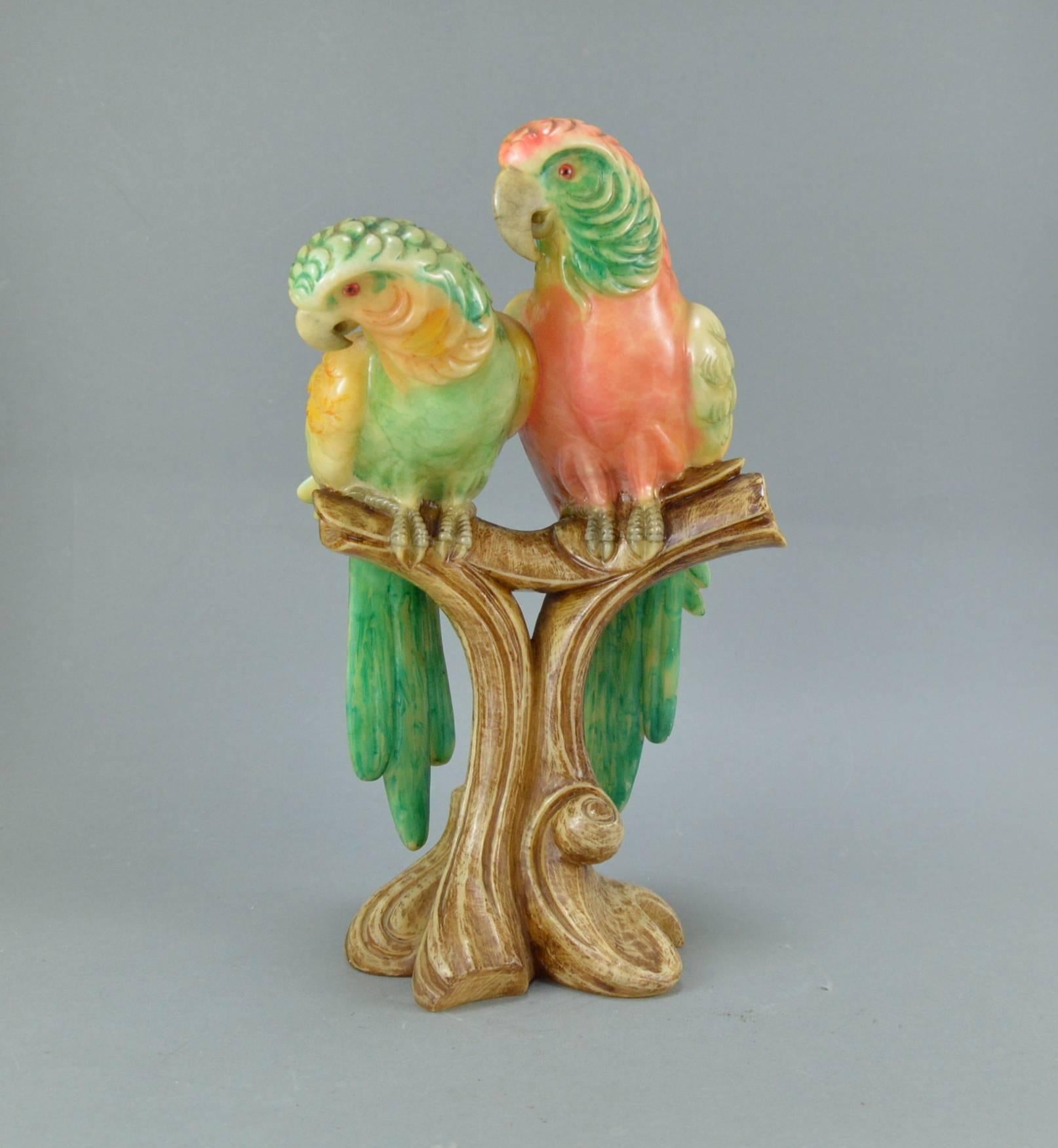 Alabaster sculpture representing a couple of parrots. Probably Italy.
Measure: Height 32 cm.