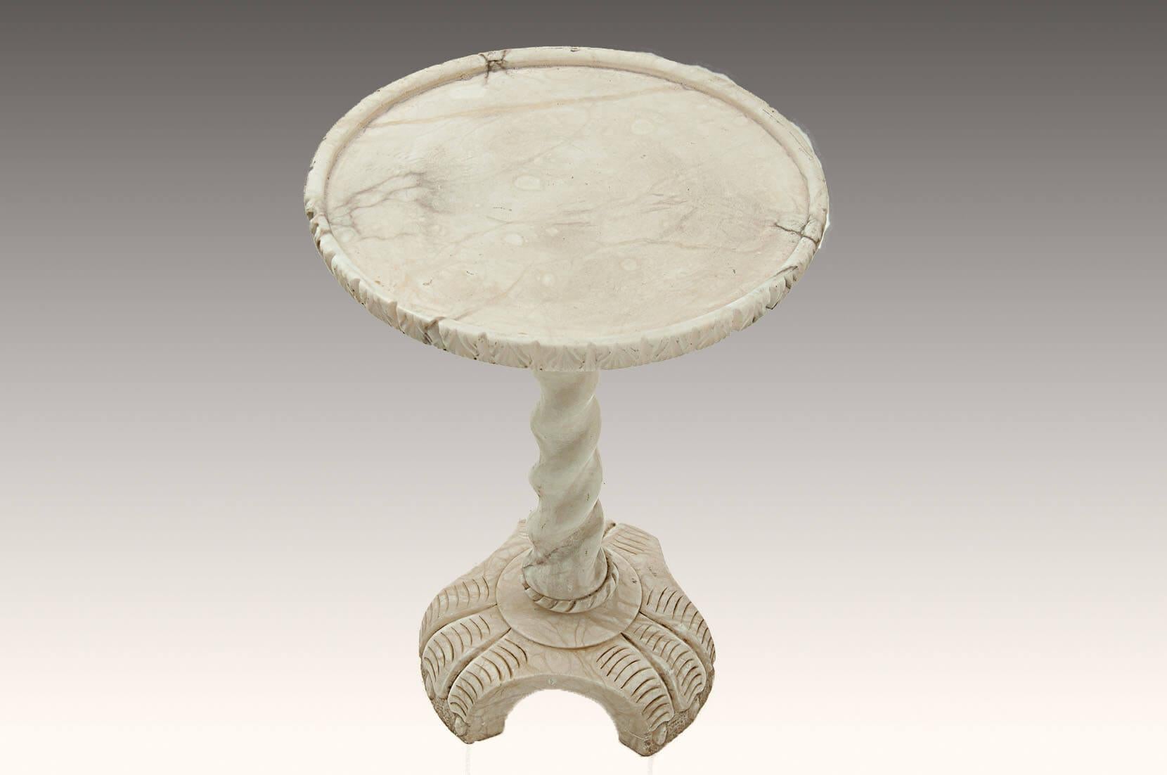 This table is from Italy, and has been probably made in the 1960. It could be used as well as a gueridon or a side table.
It is in a good condition. The axis of the table is tossed. And the foot is fat-claw-like, as in Roman times.