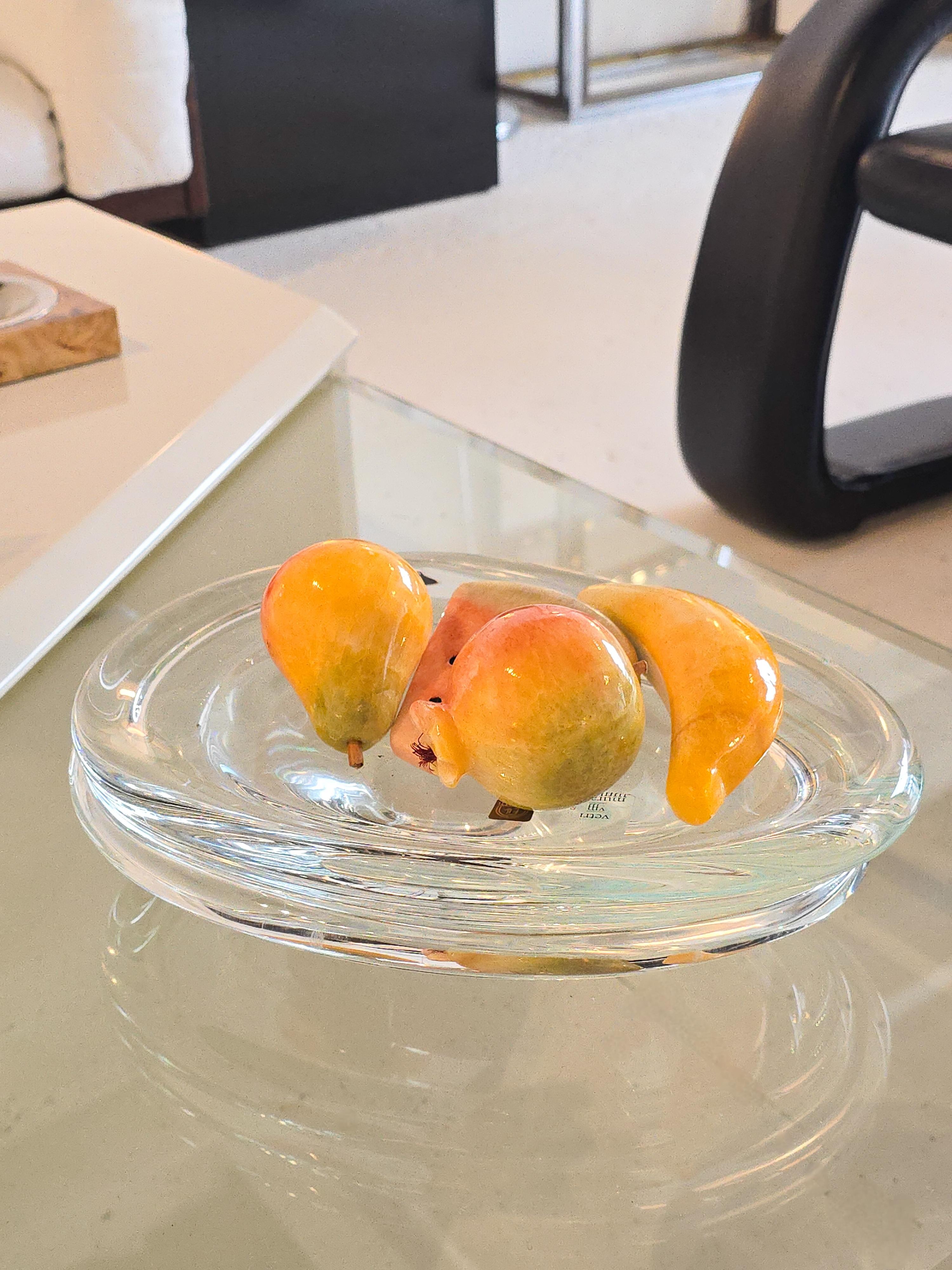 Assortimento di oggetti a forma di frutta scolpiti in pietra d'alabastro in quattro pezzi in vendita 2