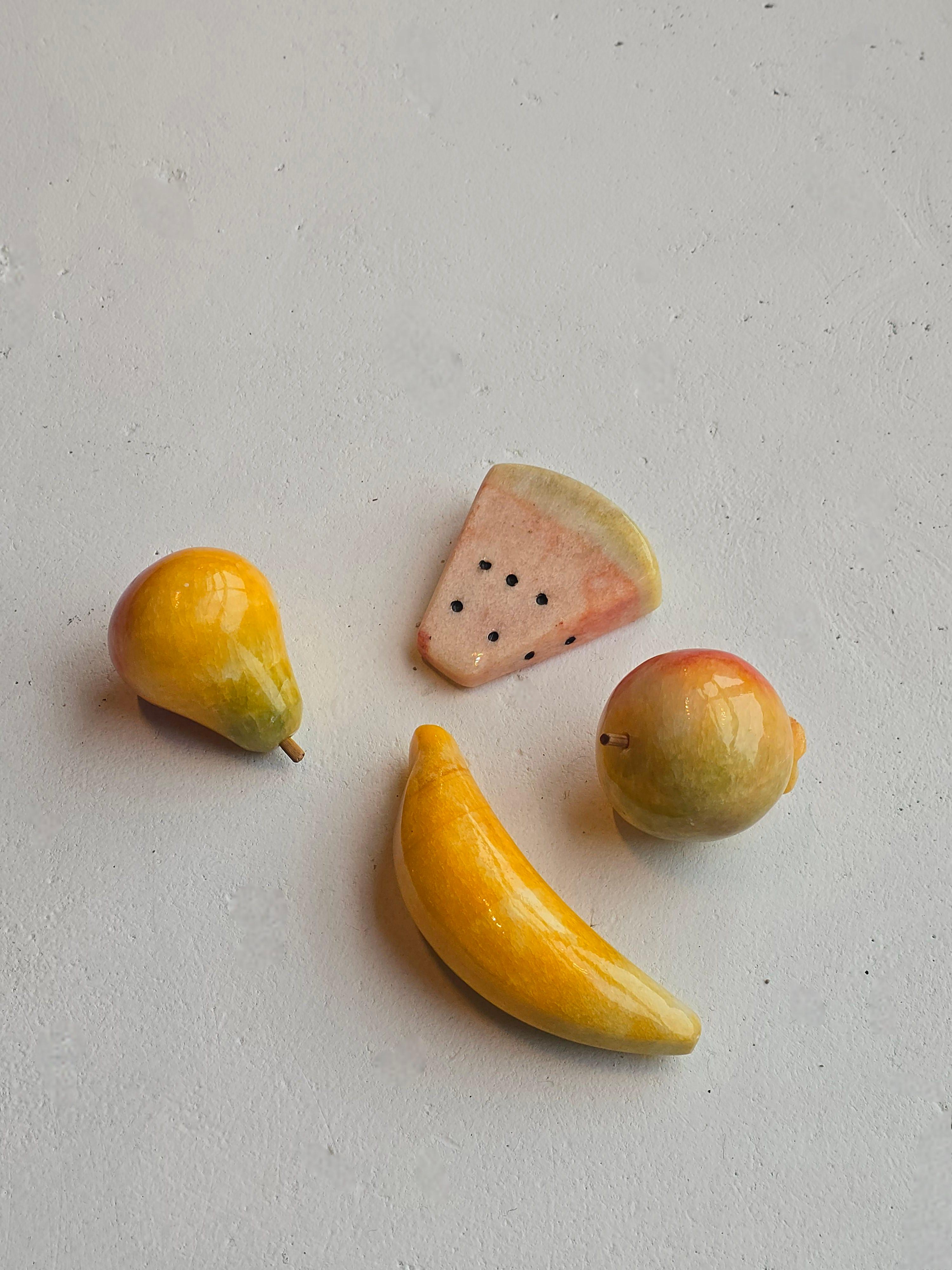 Set di quattro oggetti in alabastro a forma di frutti di pietra. Questi pezzi sono intagliati e presentano le seguenti forme: banana, pera, anguria e melograno. I frutti a nocciolo sono disponibili in varie colorazioni. Venduto come set.

Melograno
