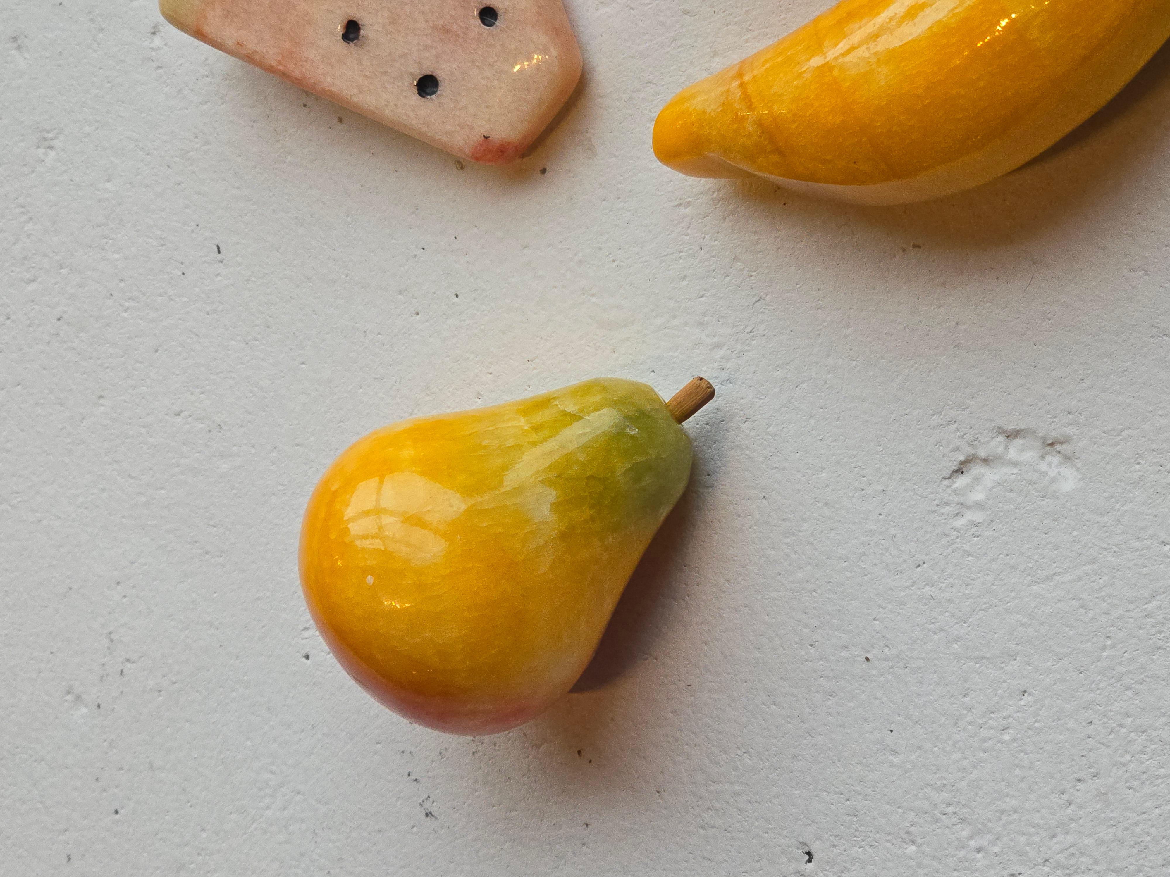 Altro Assortimento di oggetti a forma di frutta scolpiti in pietra d'alabastro in quattro pezzi in vendita