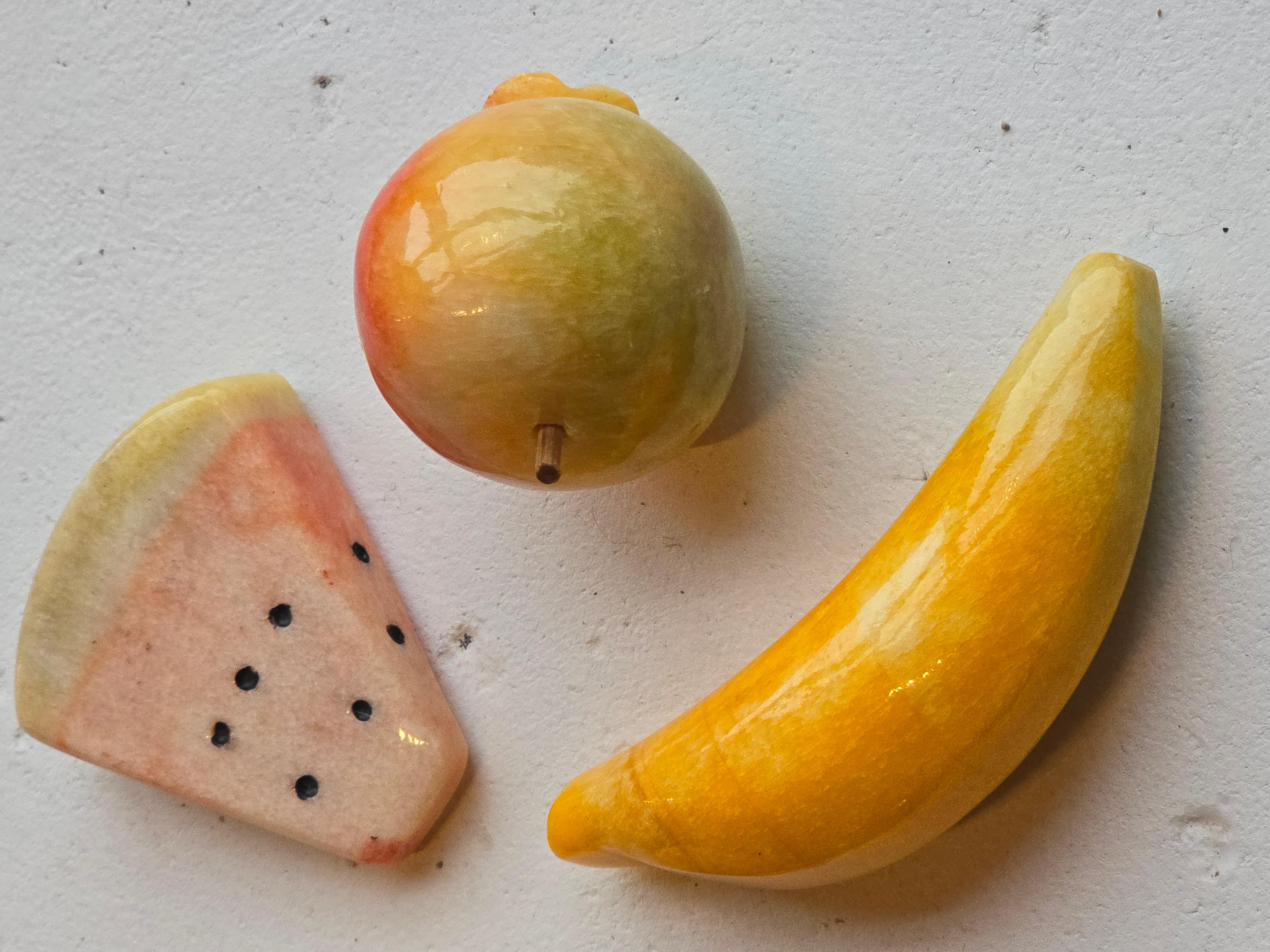 Sconosciuto Assortimento di oggetti a forma di frutta scolpiti in pietra d'alabastro in quattro pezzi in vendita
