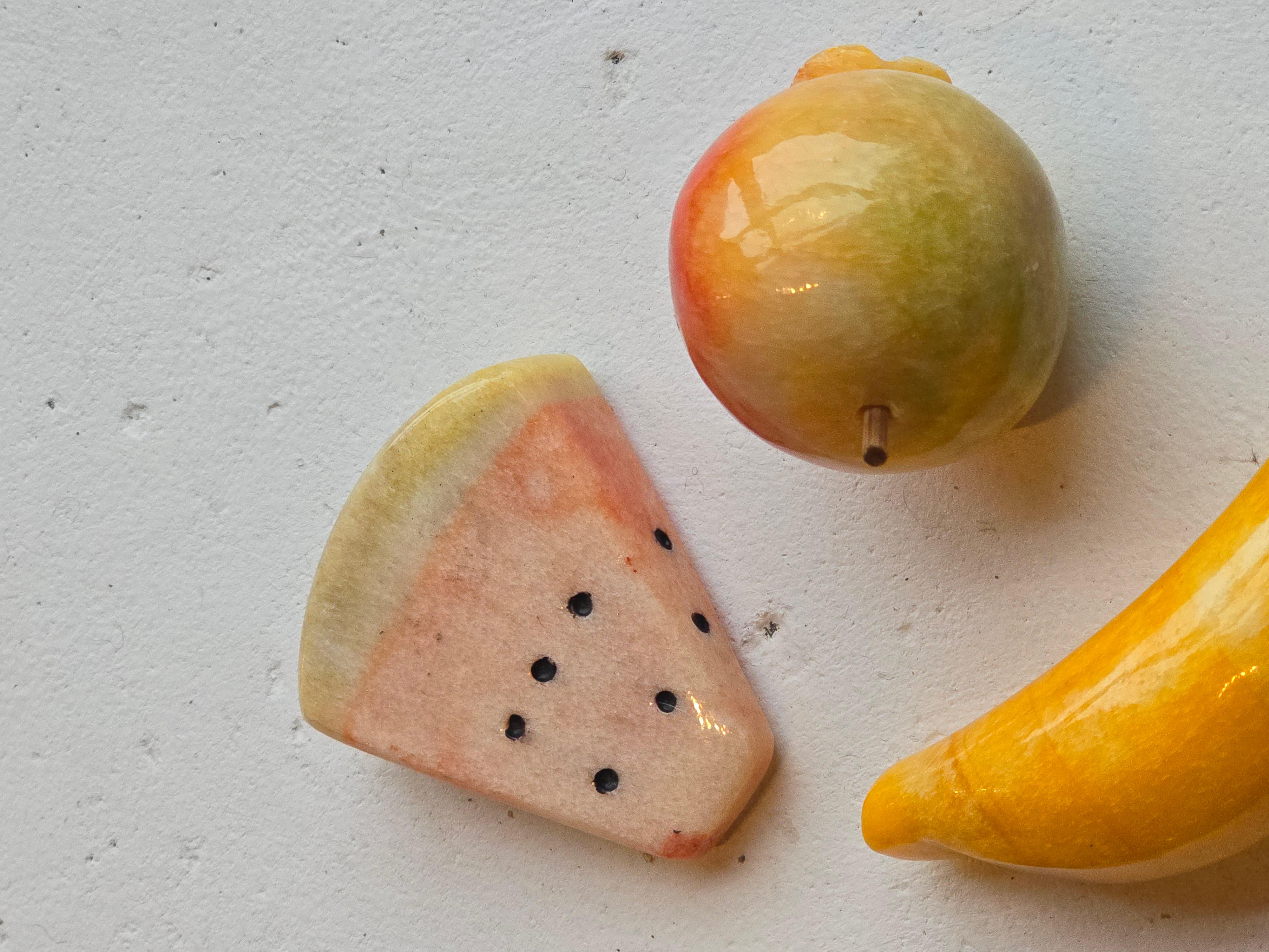 Altro Assortimento di oggetti a forma di frutta scolpiti in pietra d'alabastro in quattro pezzi in vendita