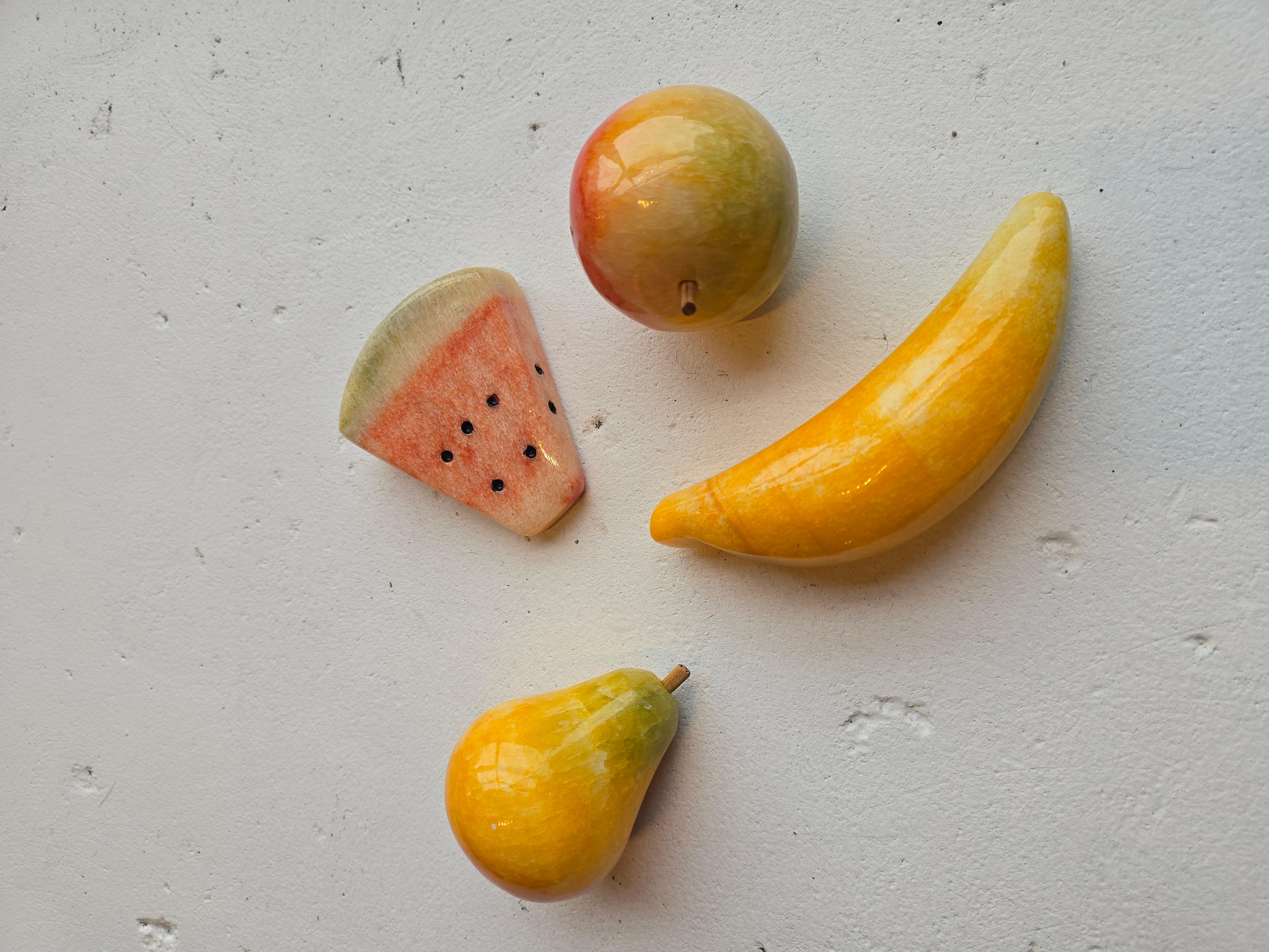 Assortimento di oggetti a forma di frutta scolpiti in pietra d'alabastro in quattro pezzi In condizioni buone in vendita a Toronto, ON