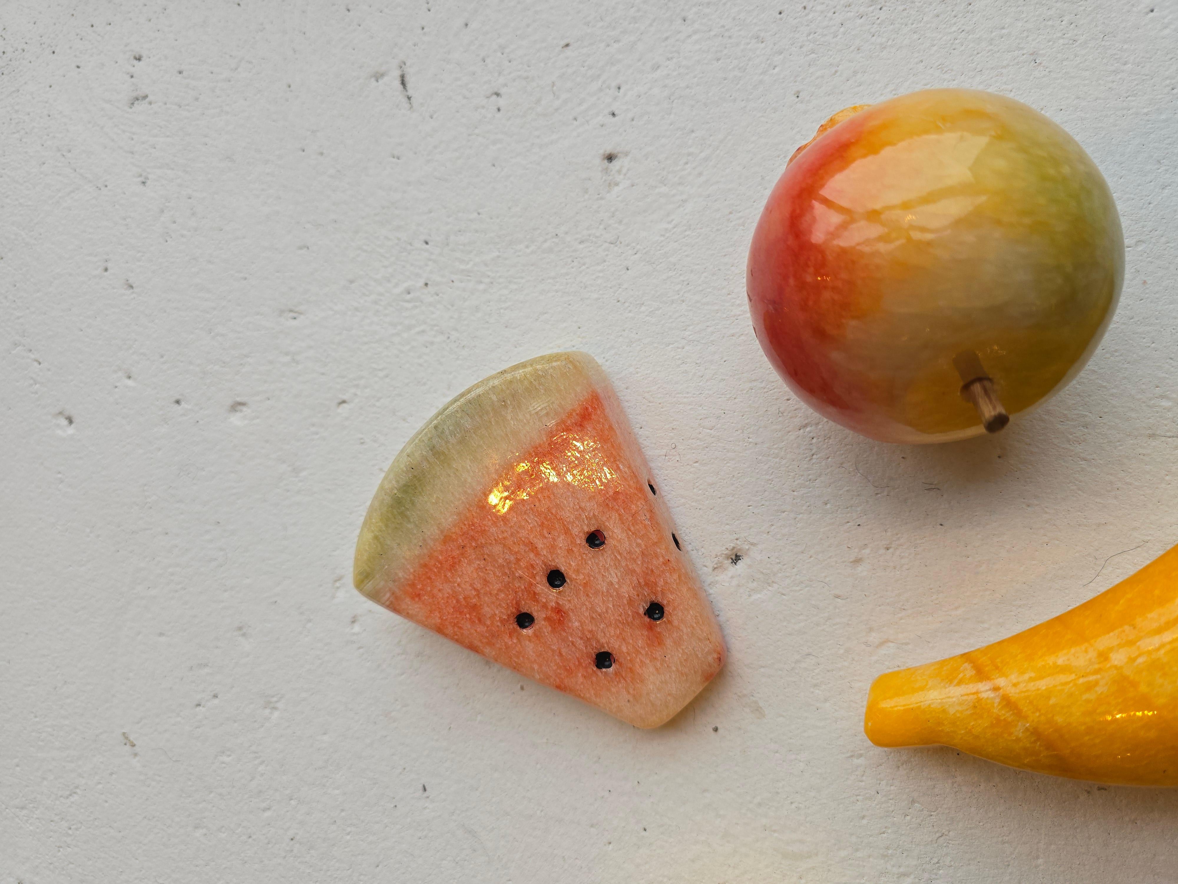 Fine XX secolo Assortimento di oggetti a forma di frutta scolpiti in pietra d'alabastro in quattro pezzi in vendita