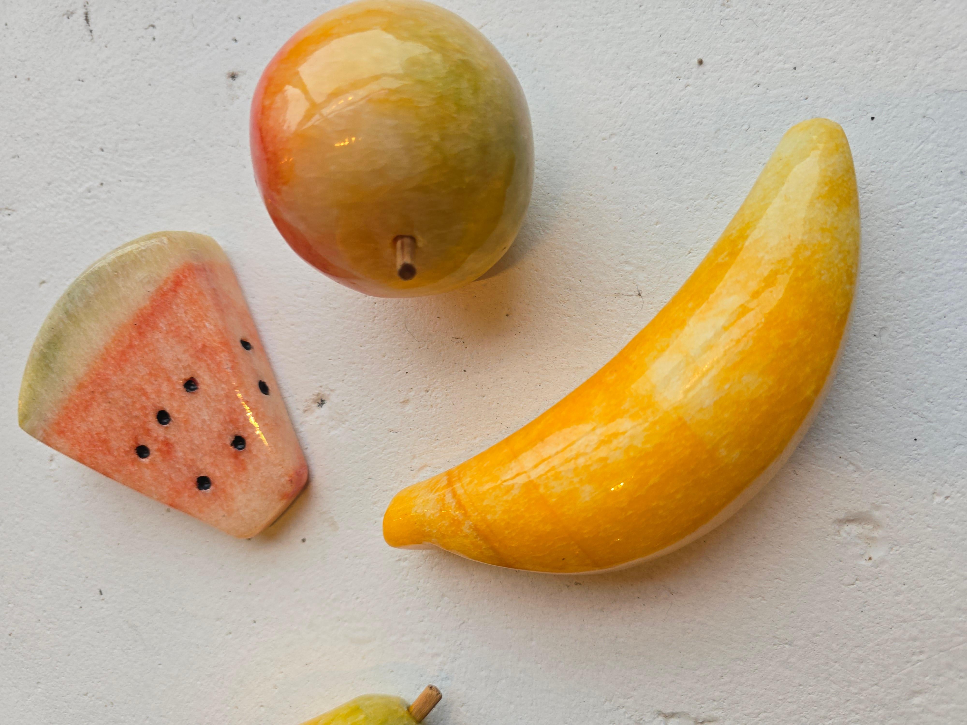 Pietra Assortimento di oggetti a forma di frutta scolpiti in pietra d'alabastro in quattro pezzi in vendita