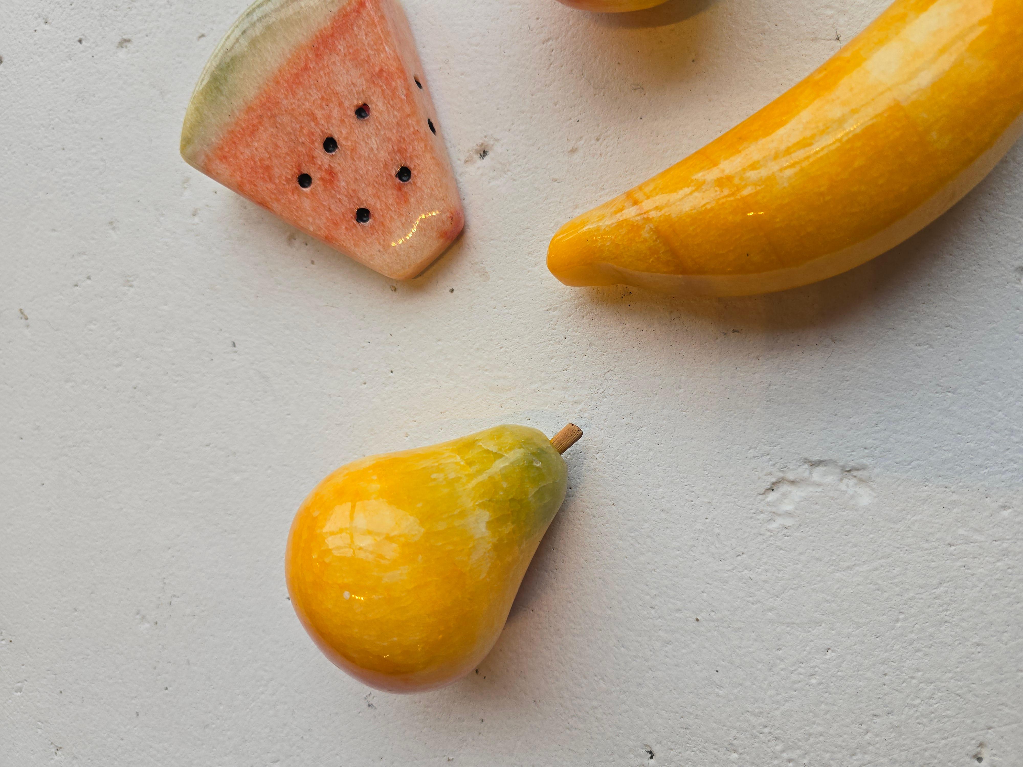 Assortimento di oggetti a forma di frutta scolpiti in pietra d'alabastro in quattro pezzi in vendita 1