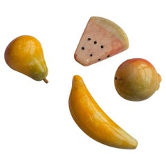 Assortimento di oggetti a forma di frutta scolpiti in pietra d'alabastro in quattro pezzi