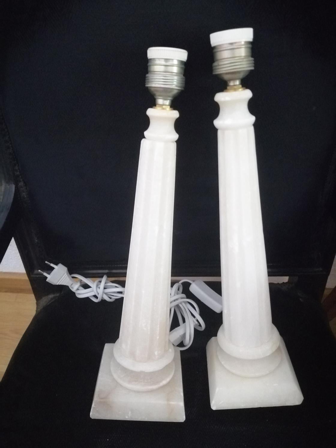 Only until the end of the year
Reasonable offers are welcome

Table lamp in white alabaster and brass 

It is suitable to put on a side table in the living room or on a bedside table

It is in very good condition

If the shipment is to the USA, it