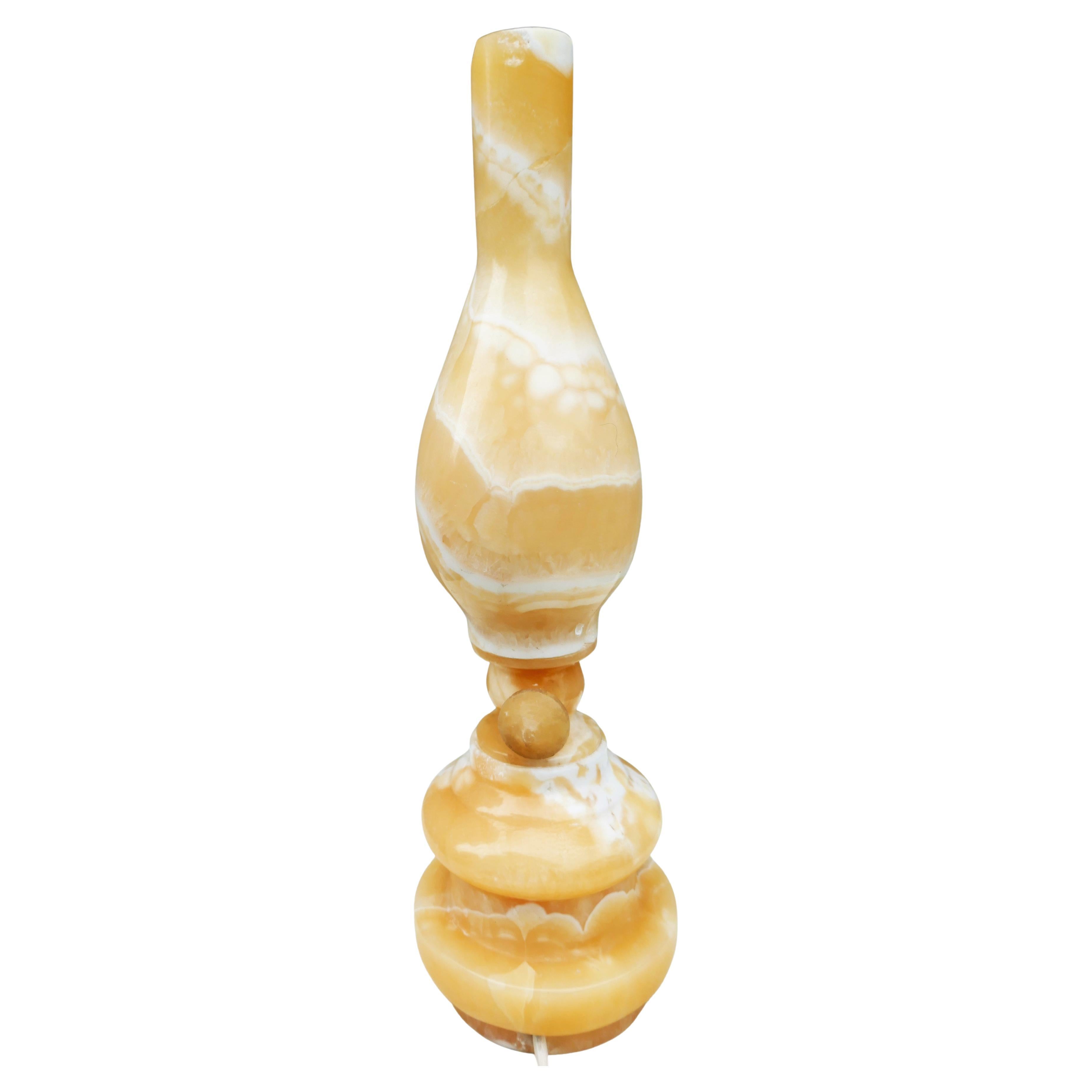 Alabaster table lamp.
The central element screws.
The upper part is damaged at the top and does not screw.
Thank you