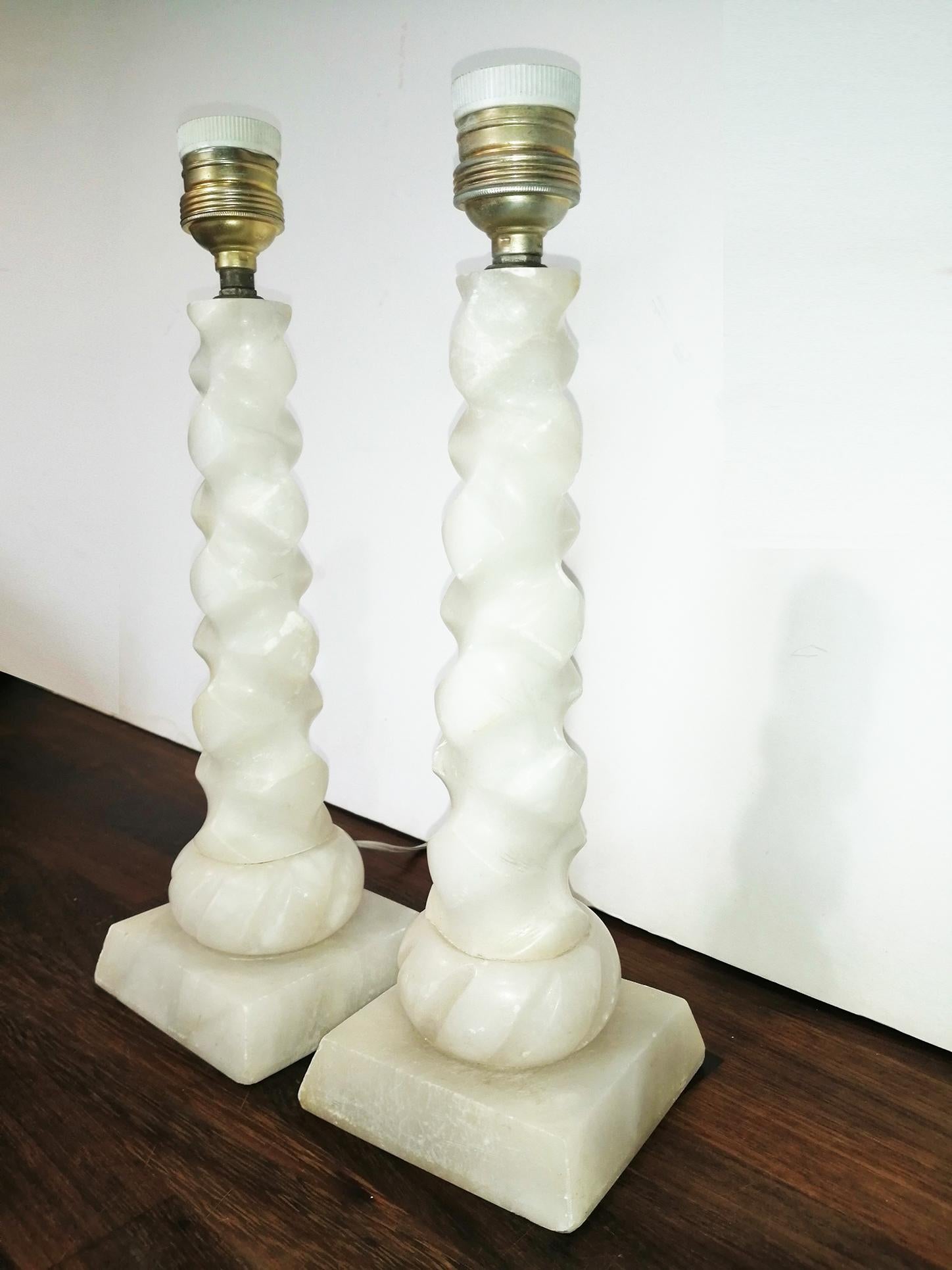 Table lamp in white alabaster and brass 

It is suitable to put on a side table in the living room or on a bedside table

It is in very good condition

If the shipment is to the USA, it is sent with European to American plug adapter

 