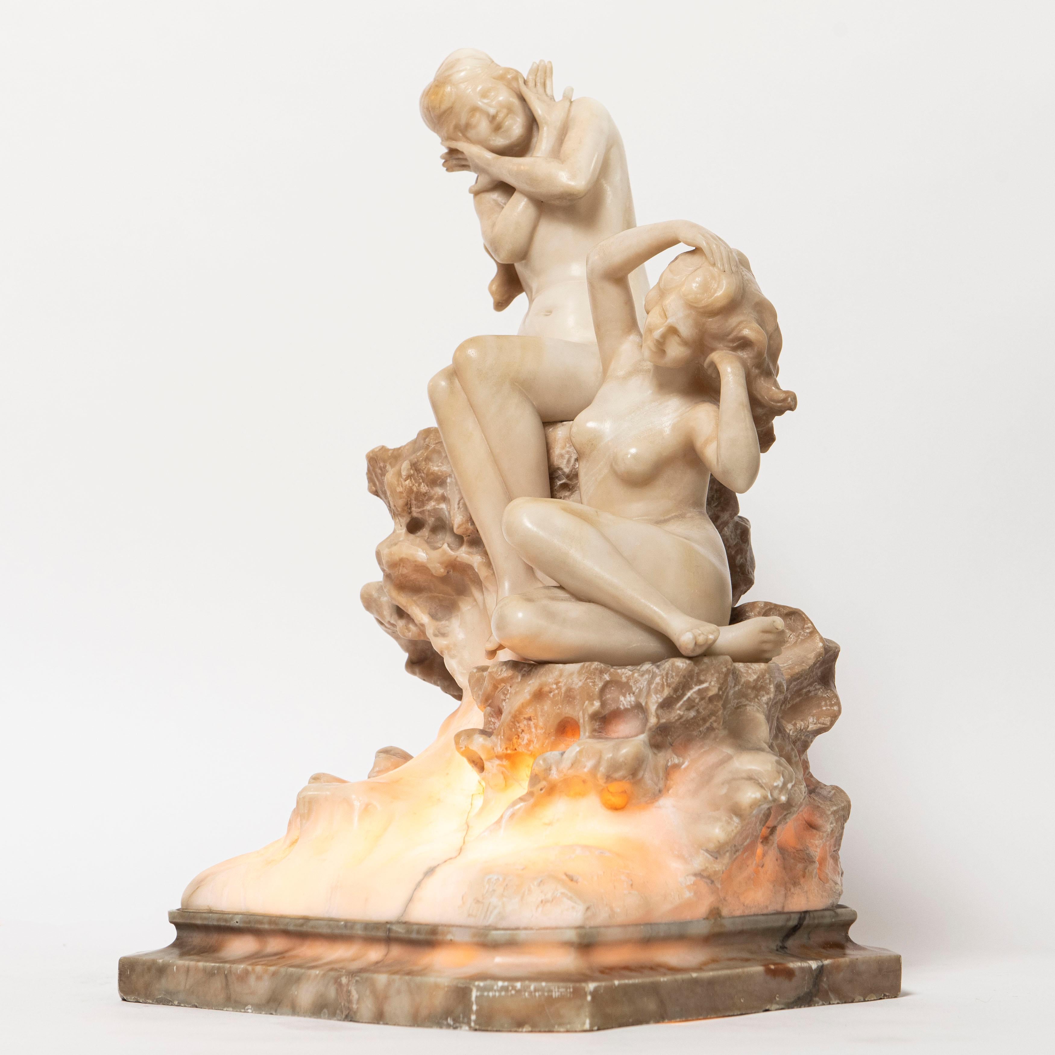Art nouveau  Lampe de table en albâtre sculptée attribuée à Bastiani. Italie, fin du XIXe siècle en vente