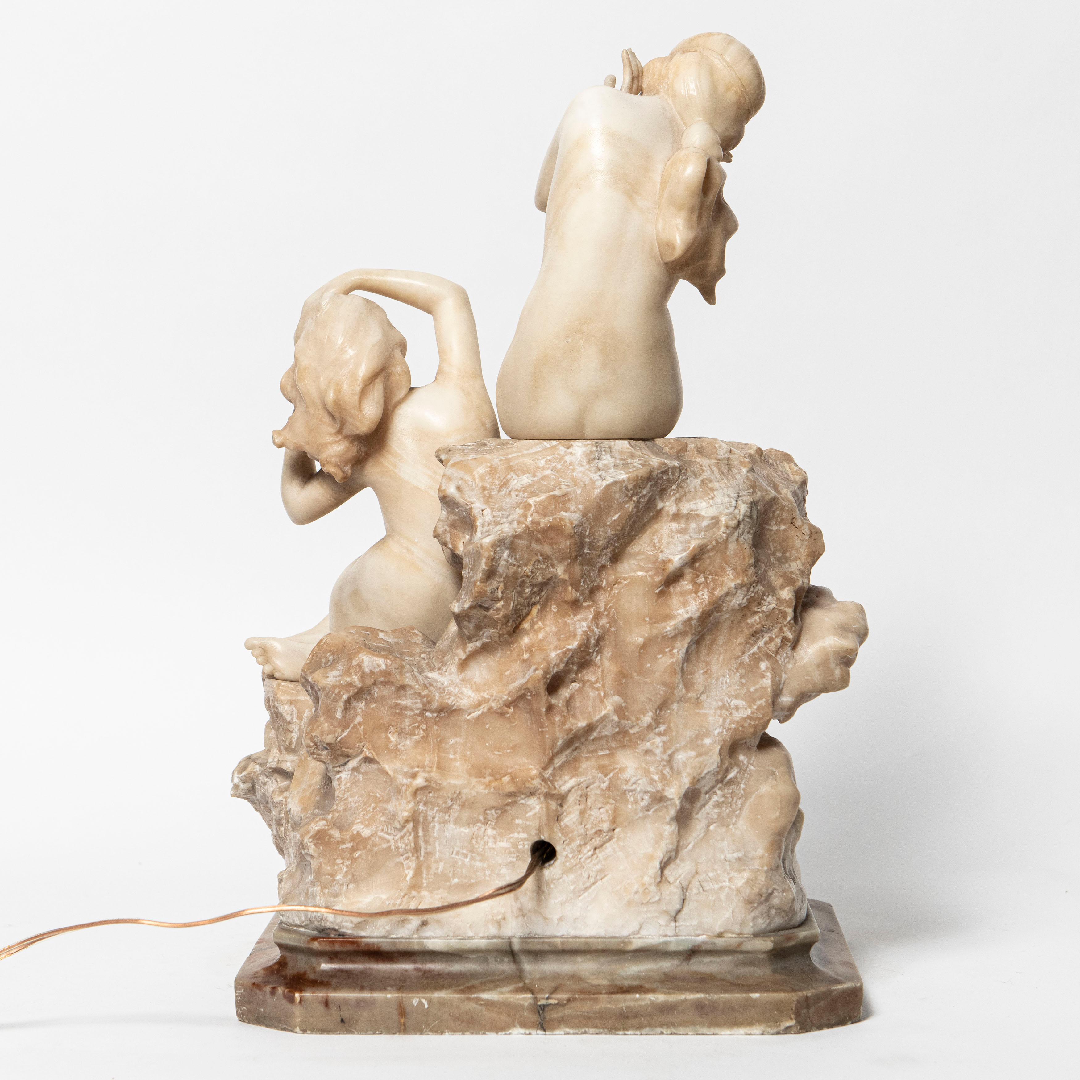 Albâtre  Lampe de table en albâtre sculptée attribuée à Bastiani. Italie, fin du XIXe siècle en vente