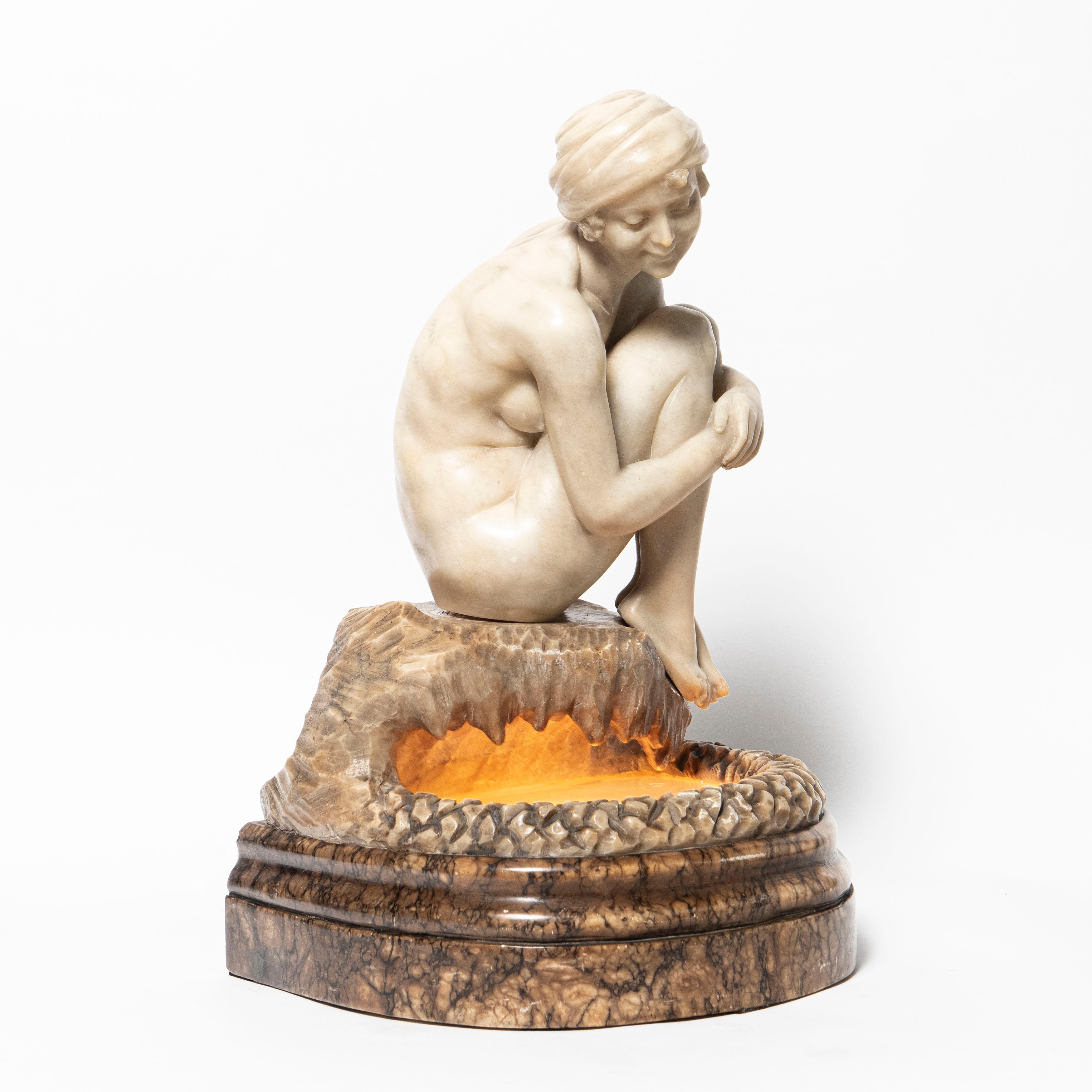 Art nouveau Sculpture de lampe de table en albâtre attribuée à Dante Zoi. Italie, début du XXe siècle en vente