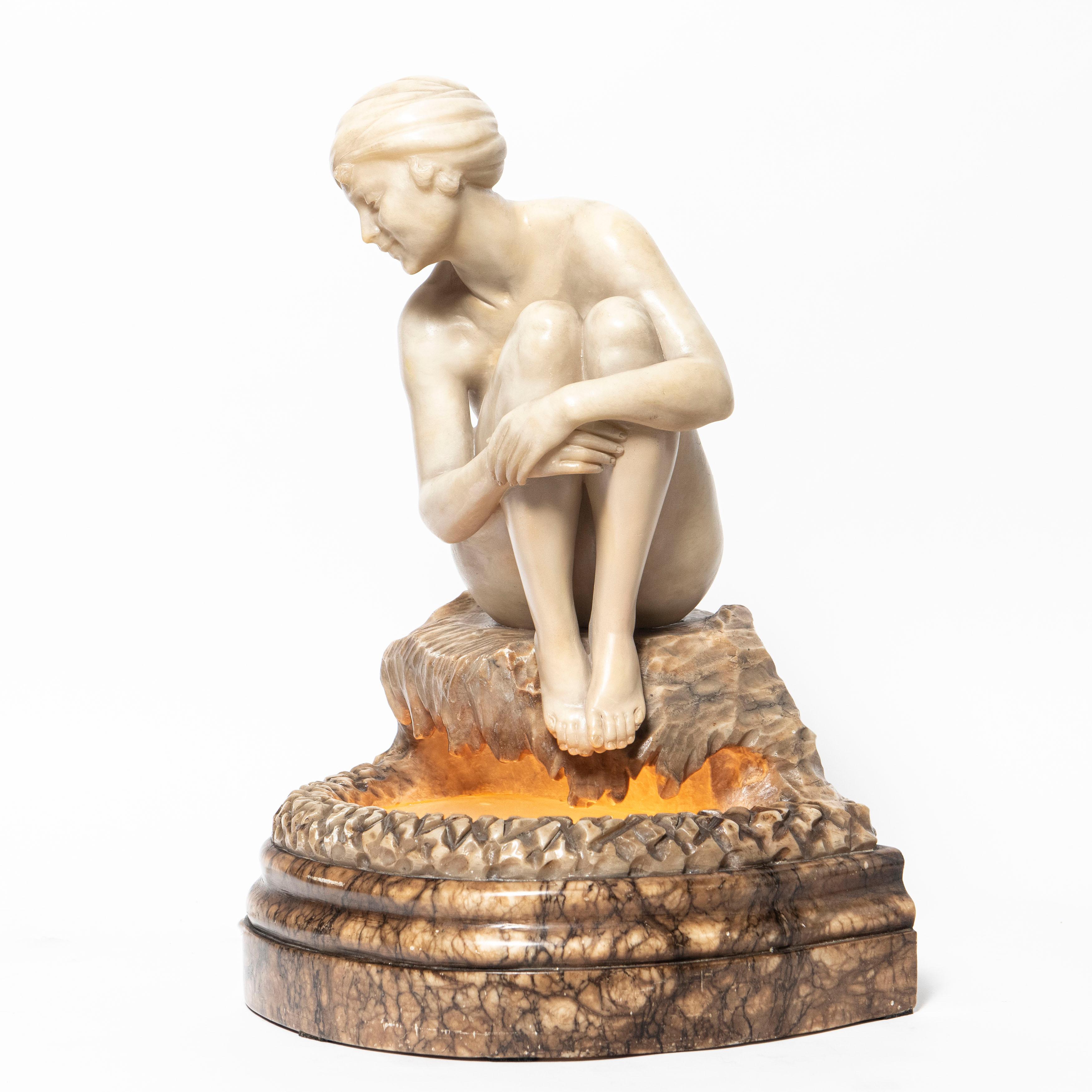 italien Sculpture de lampe de table en albâtre attribuée à Dante Zoi. Italie, début du XXe siècle en vente