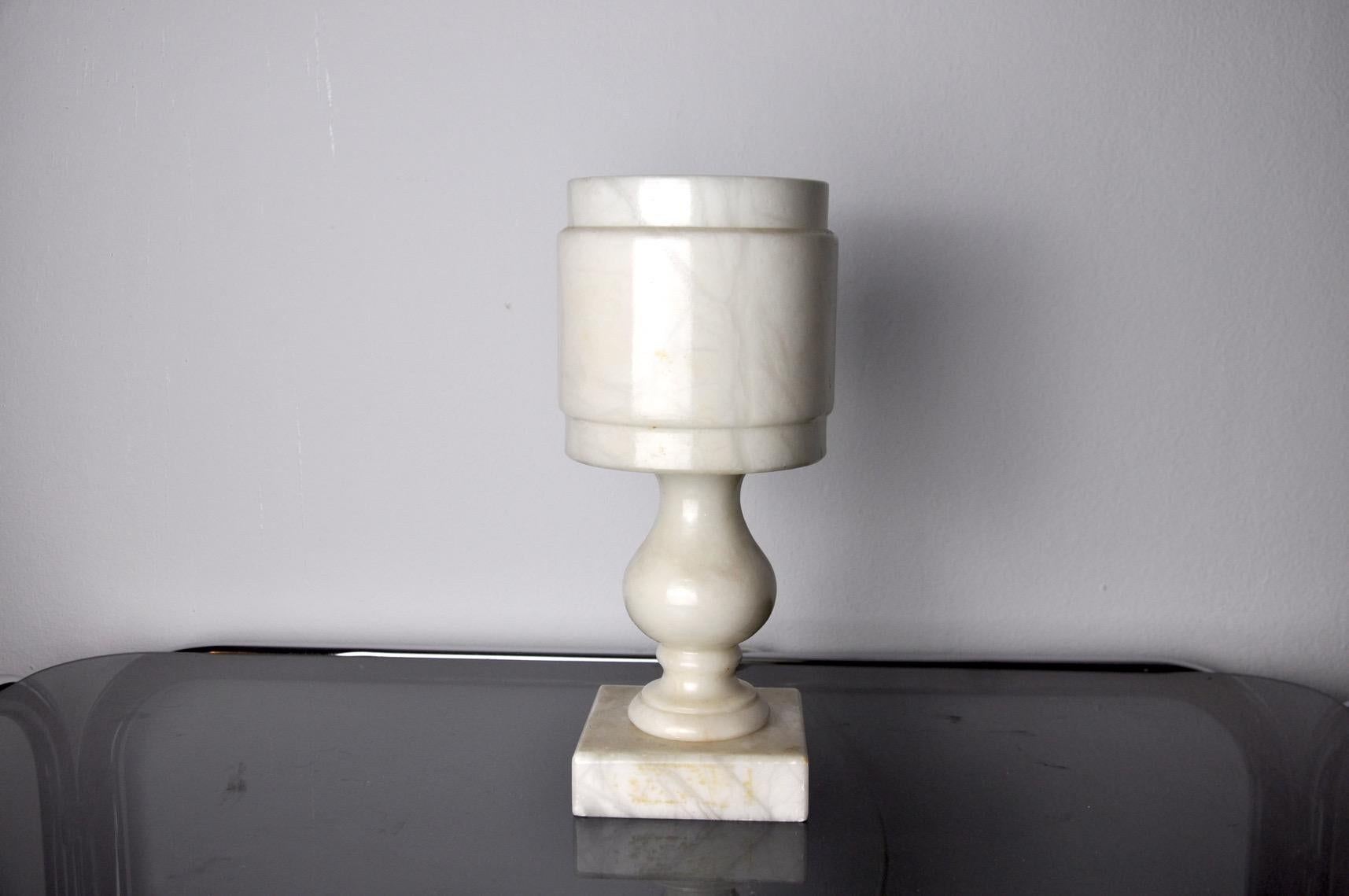Very nice little brutalist alabaster table lamp designed and produced in Spain in the 1980s. Unique object that will illuminate wonderfully and bring a real design touch to your interior. Electricity checked, mark of time in accordance with the age