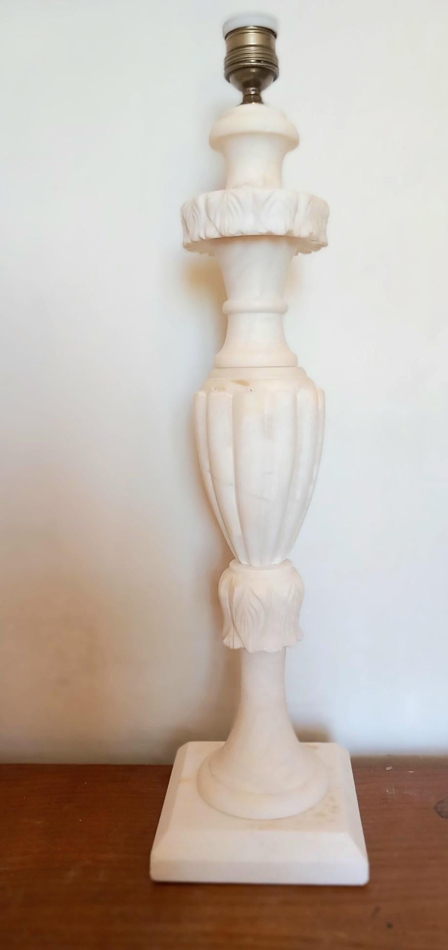 Tischlampe aus weißem Alabaster
Schöne große weiße Alabaster-Lampe, (es gibt eine andere kleinere die gleiche)
Diese schöne und spektakuläre Lampe aus natürlichem Alabaster oder Statuario-Marmor (ich konnte den Unterschied nicht erkennen)
  Es