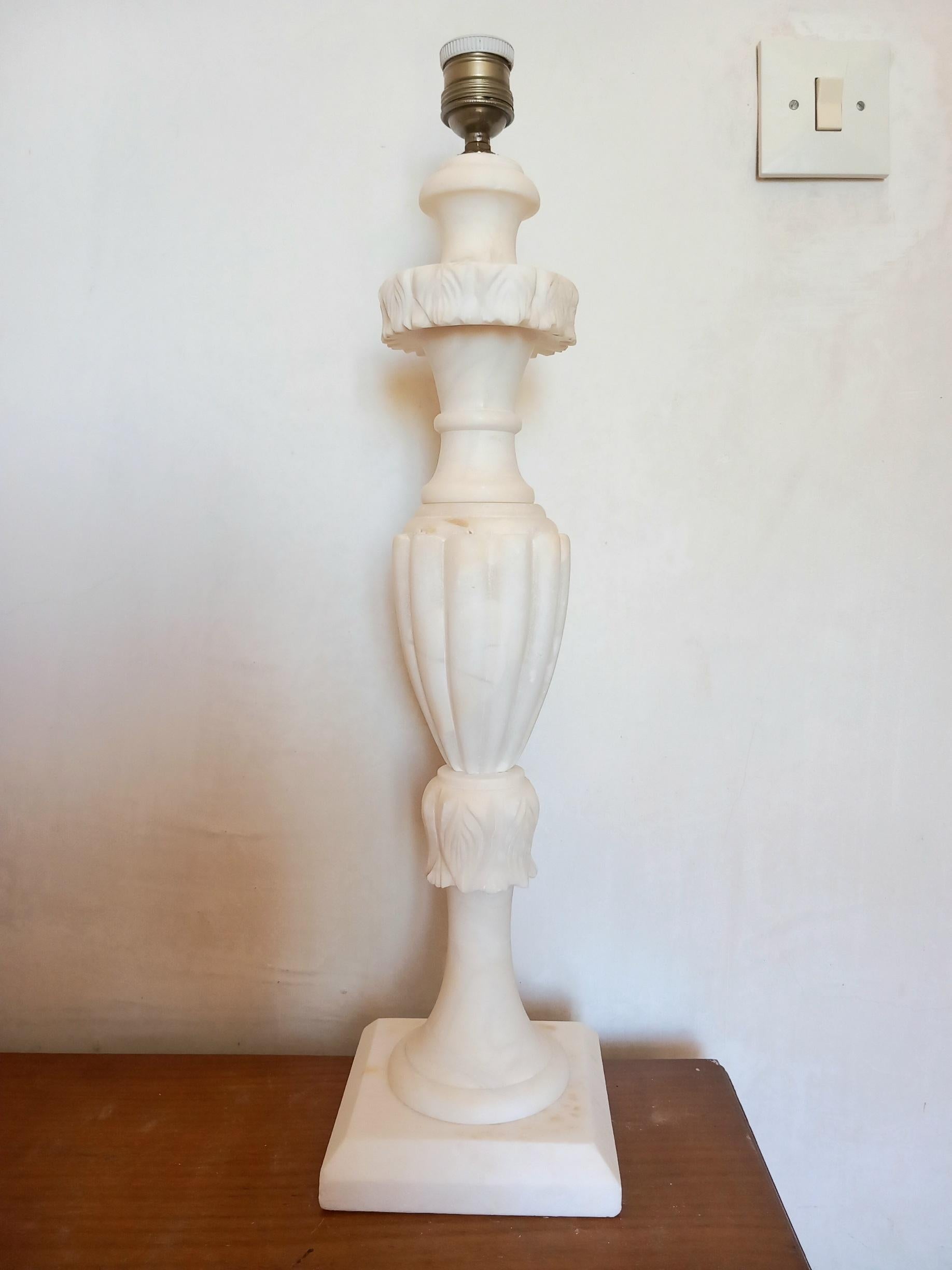 20ième siècle Lampe de table en albâtre blanc en vente