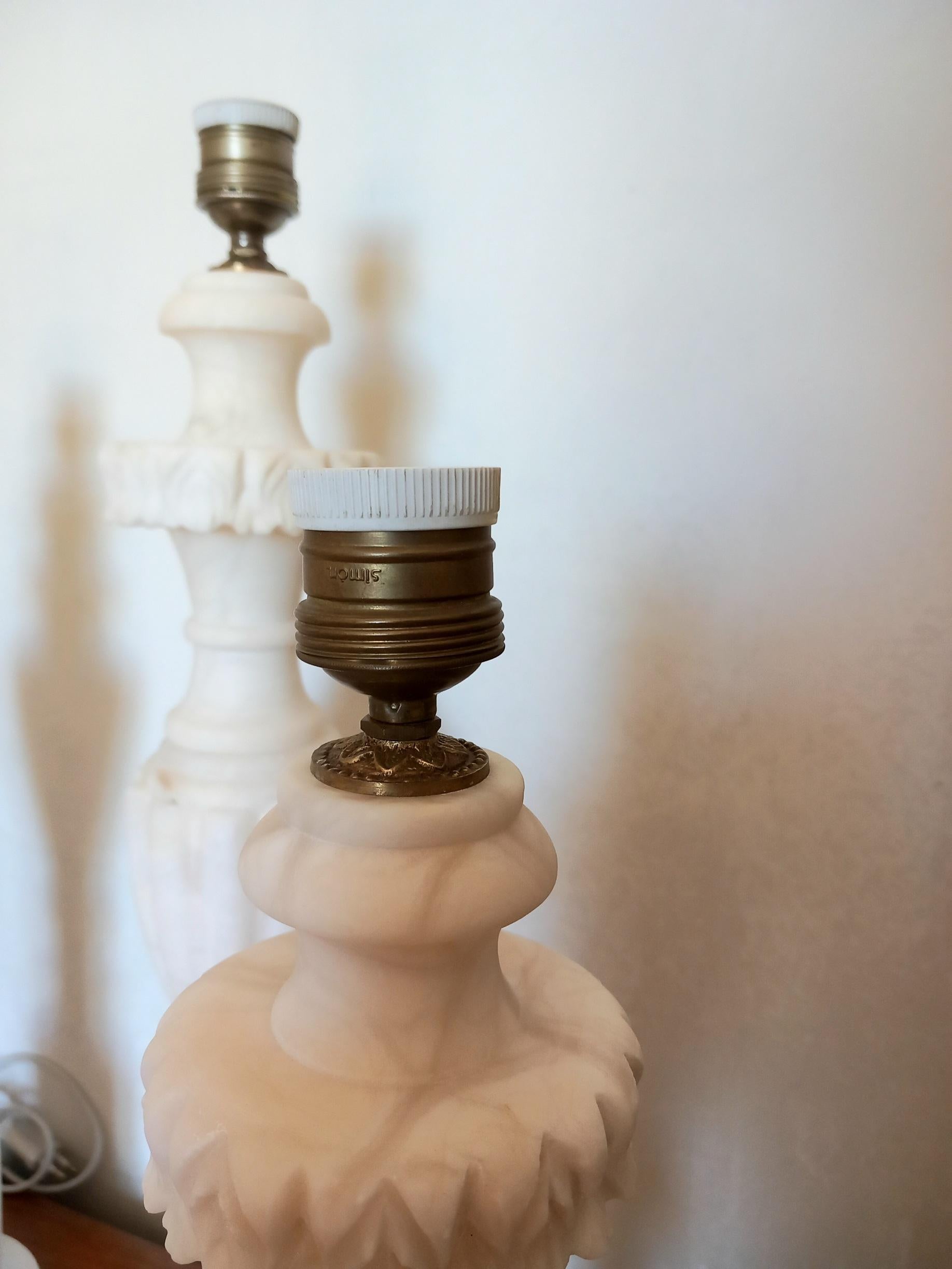 Alabaster-Tischlampe, weiße Farbe im Angebot 1