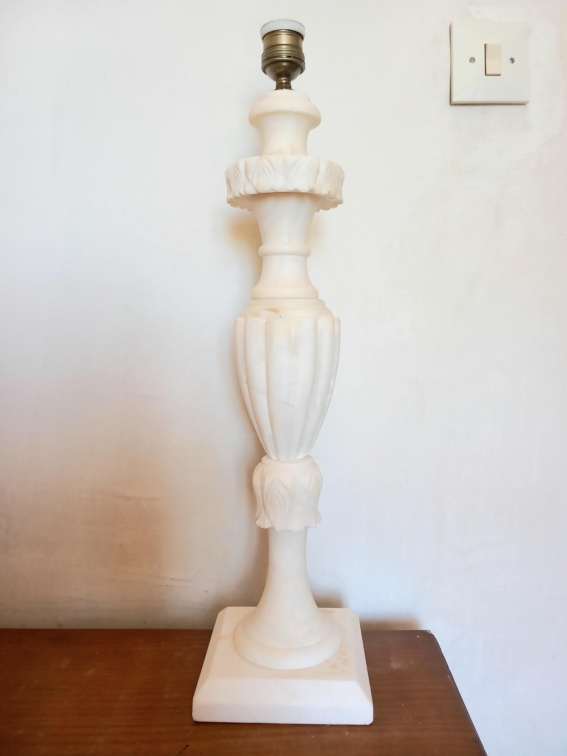 Alabaster-Tischlampe, weiße Farbe im Angebot 3