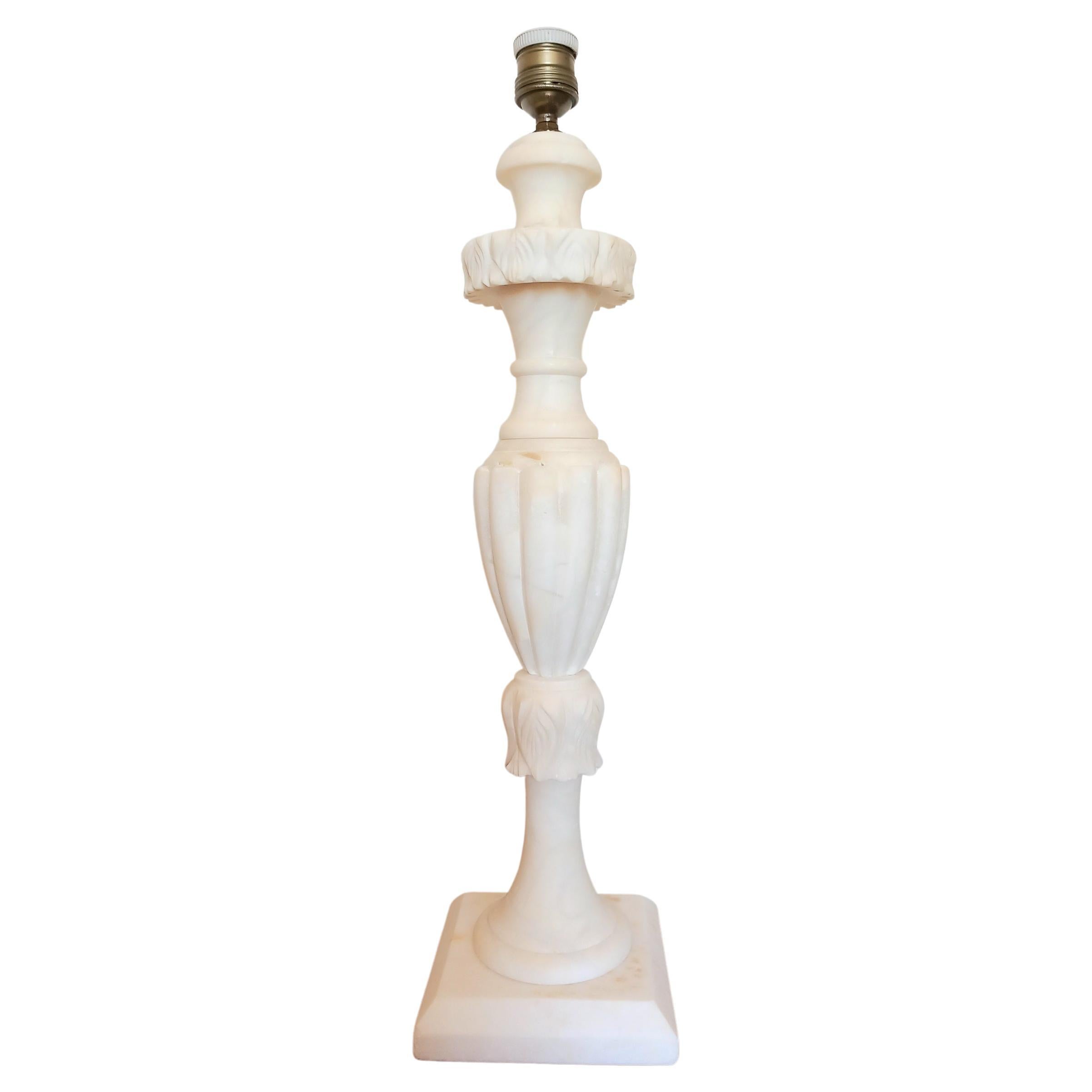 Alabaster-Tischlampe, weiße Farbe im Angebot