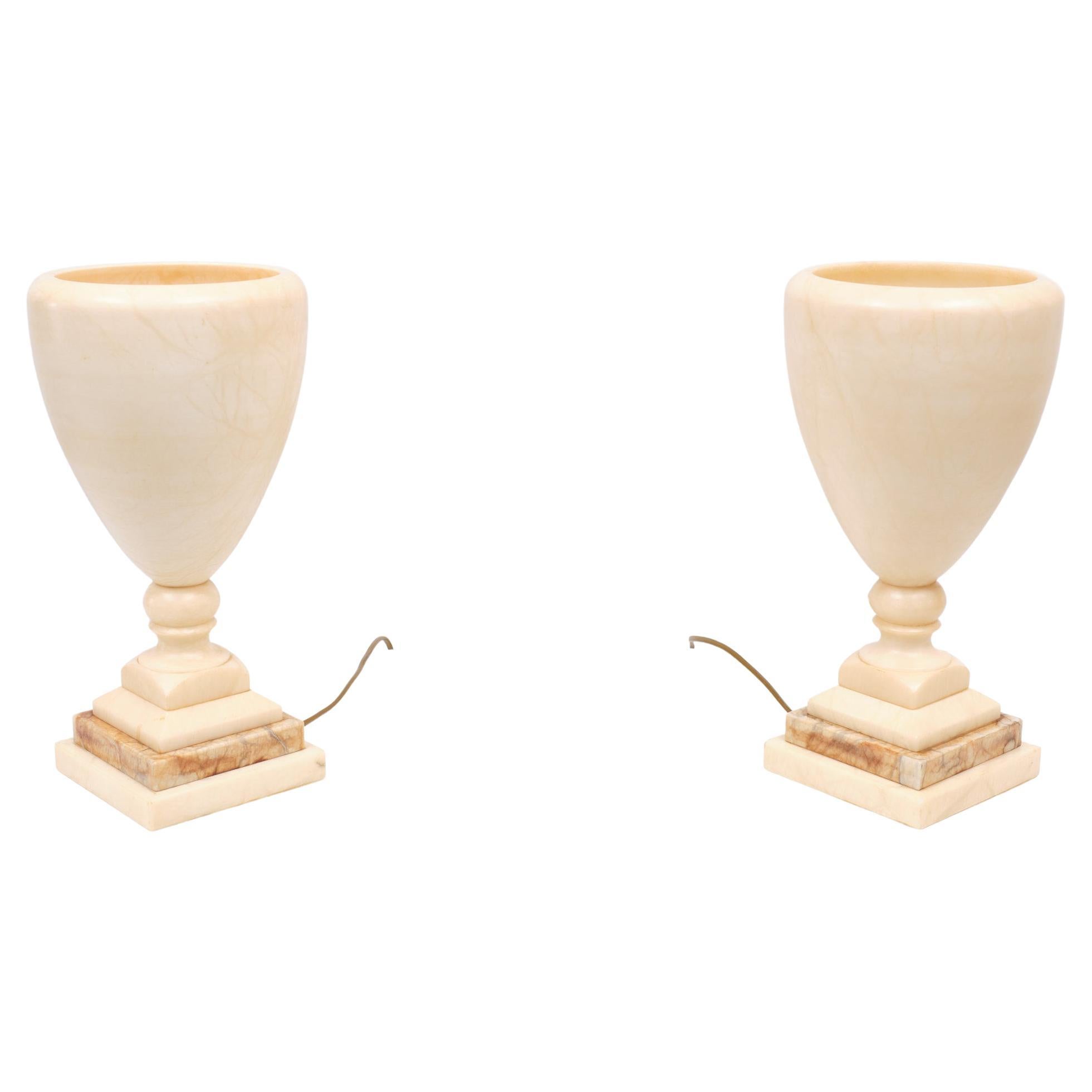 Atemberaubender Satz Alabaster-Tischlampen, hergestellt von Alabastros Pegasam Spanien 1970er Jahre 
Schöne Zeichnung im Marmor, wenn die Lampen abgedeckt sind. Die Farbe ist hellrosa.                Klassische Vasenform .  kleine Steckdosenlampen