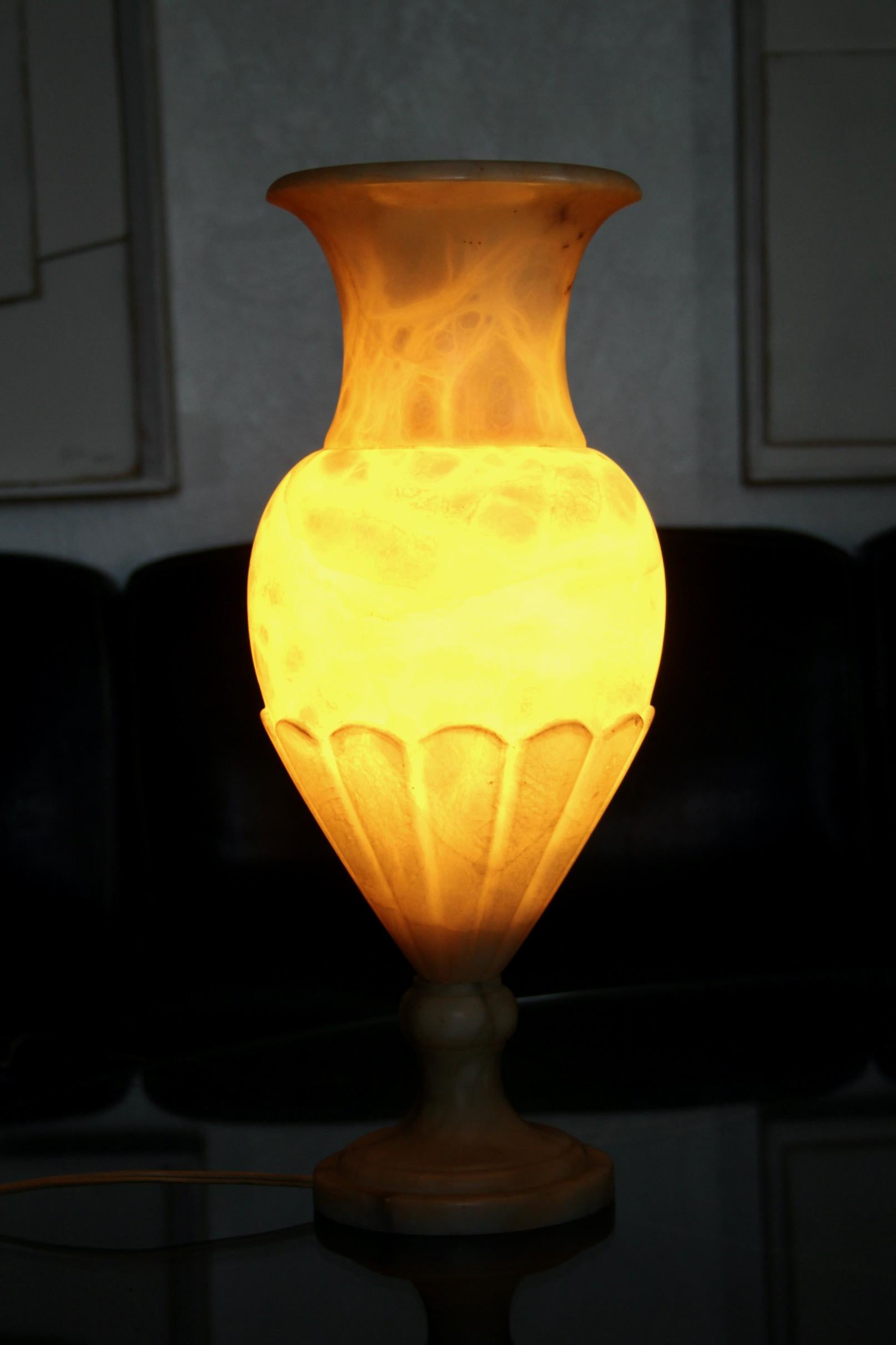 Neo classic alabaster table lamp