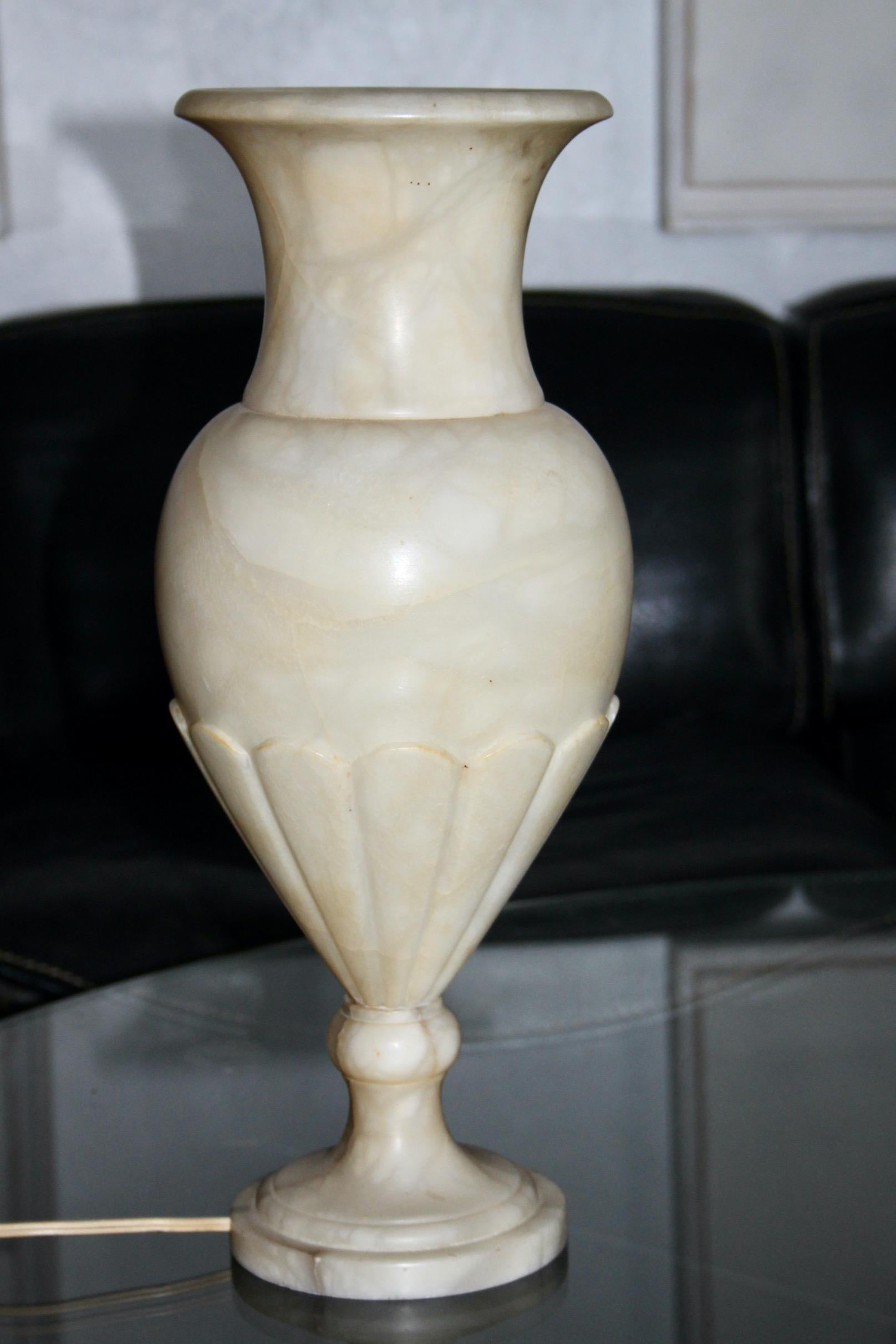 Alabaster table neo classic lamp In Good Condition For Sale In grand Lancy, CH