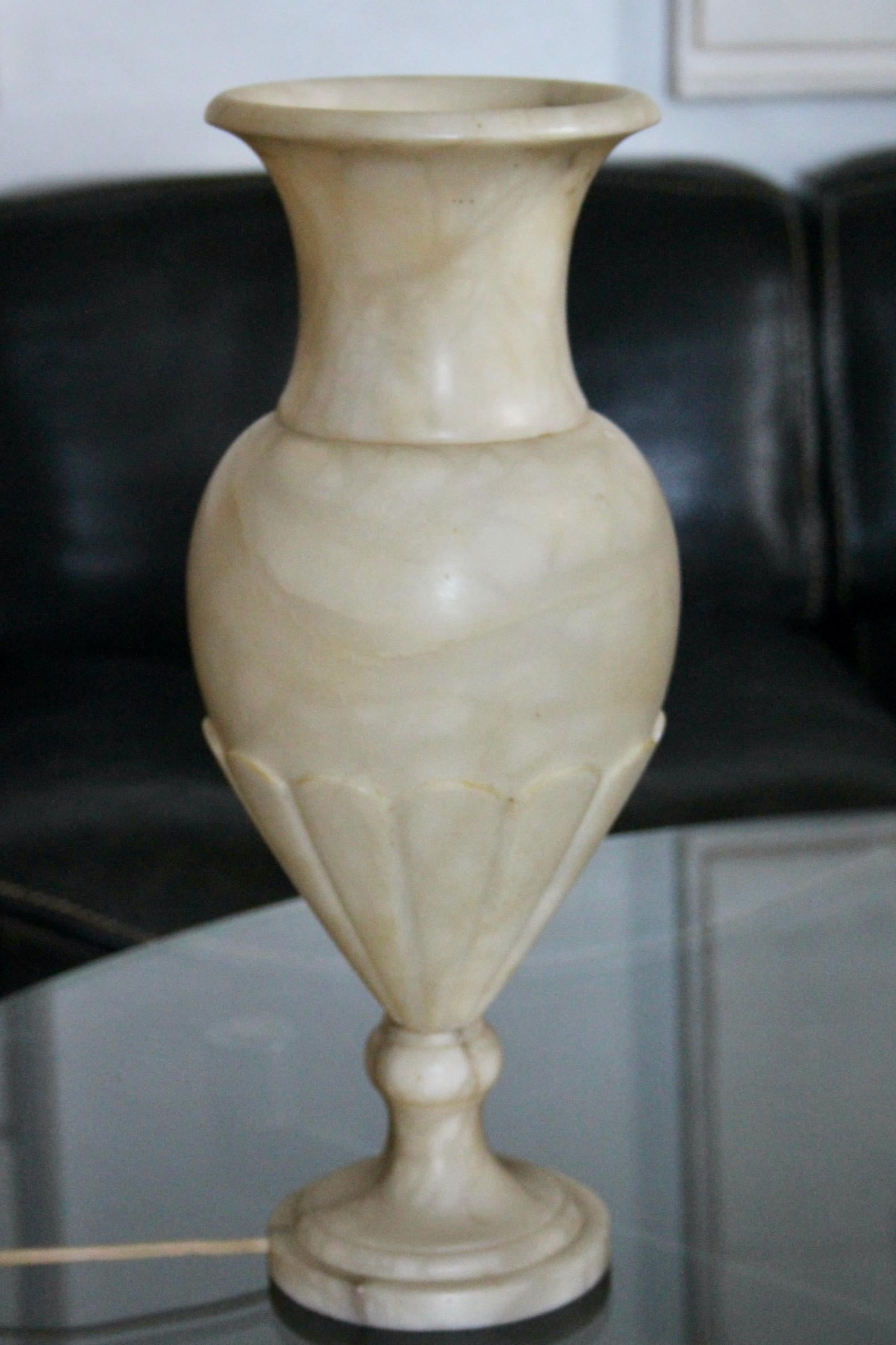 Alabaster table neo classic lamp For Sale 4