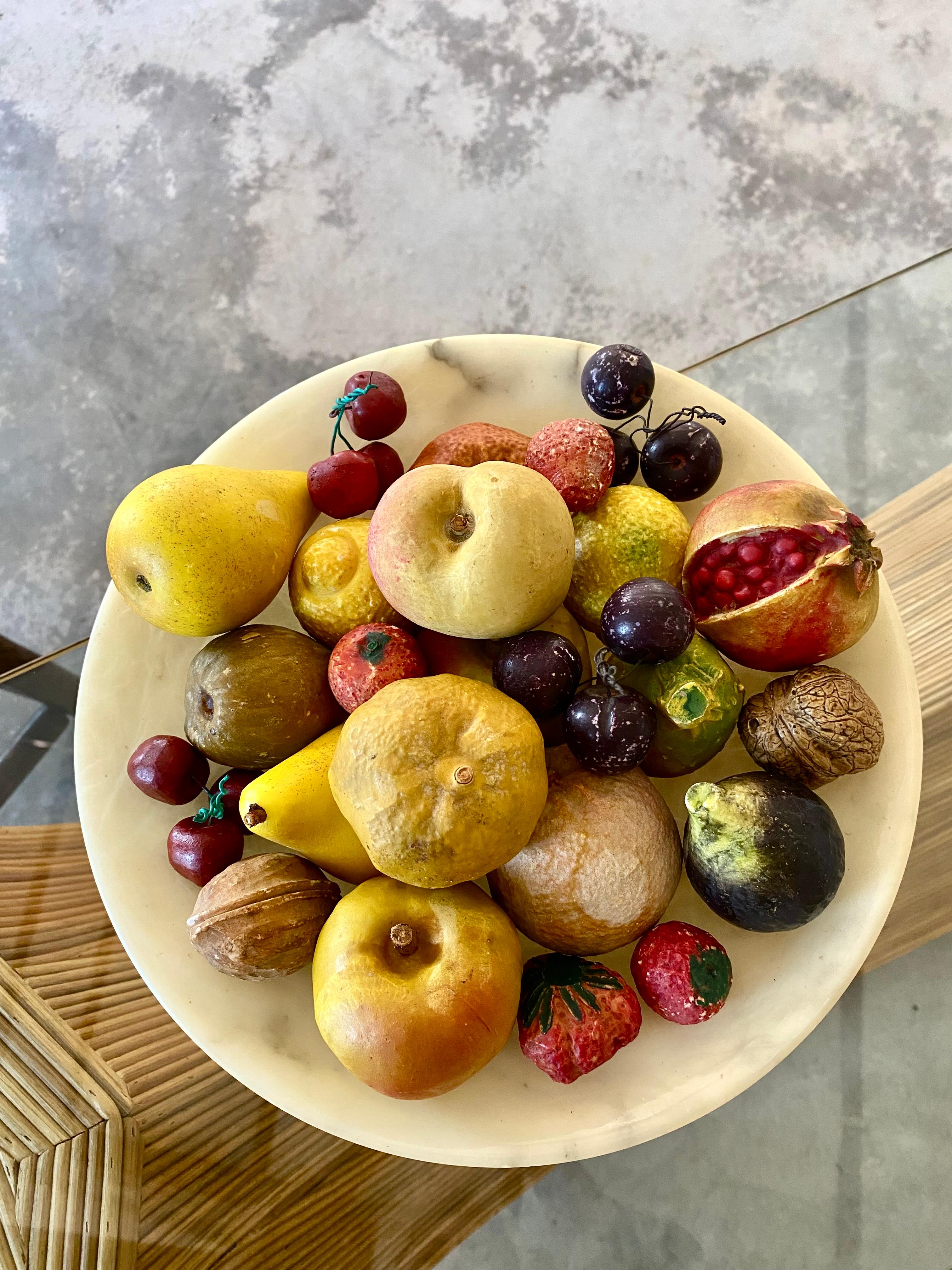 Tazza de alabastro con frutas talladas, set de 25 piezas Moderno de mediados de siglo en venta
