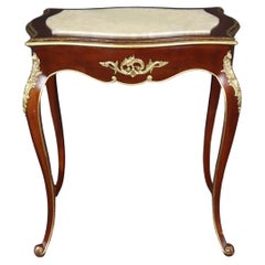Tavolo da centro in mogano dorato con piano in alabastro in stile Luigi XV con montatura in bronzo